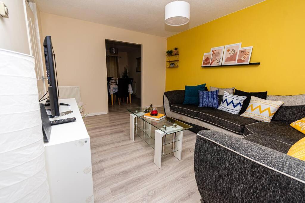 Gateshead Vacations - Fife - Driveway Parking Spacious 4 bed house Sleeps 6 Ideal Contractor Accommodation - Property Image 12