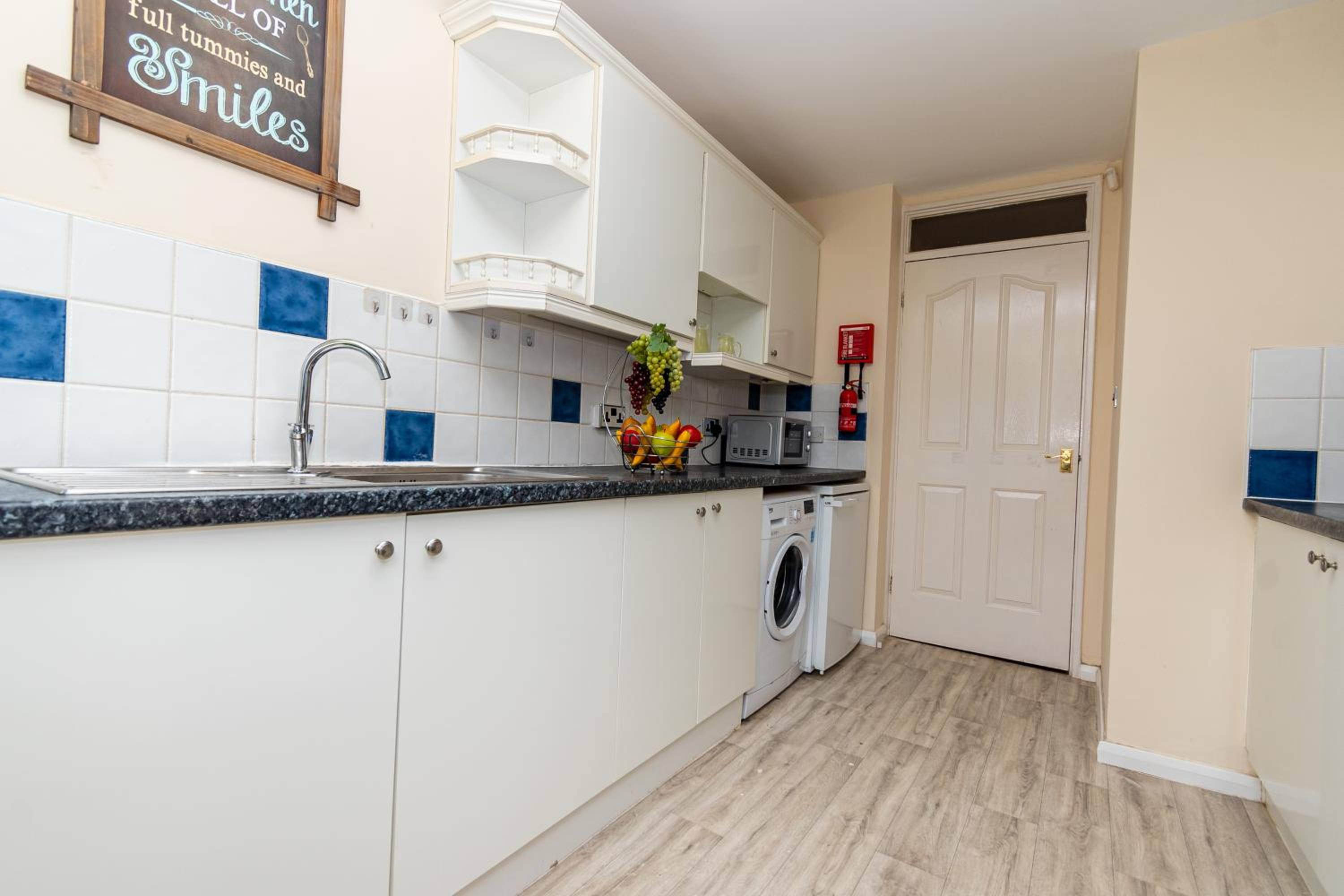 Gateshead Vacations - Fife - Driveway Parking Spacious 4 bed house Sleeps 6 Ideal Contractor Accommodation - Property Image 4