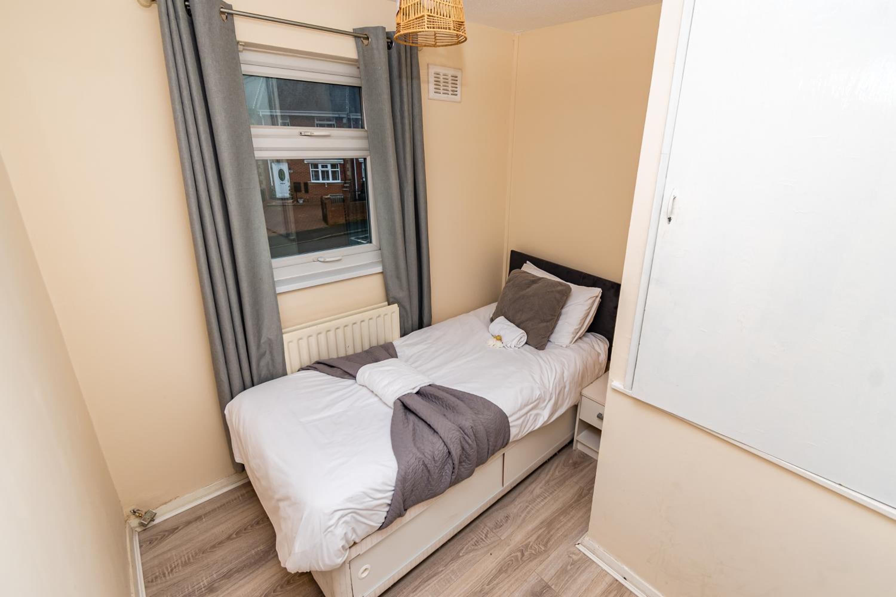 Gateshead Vacations - Fife - Driveway Parking Spacious 4 bed house Sleeps 6 Ideal Contractor Accommodation - Property Image 5