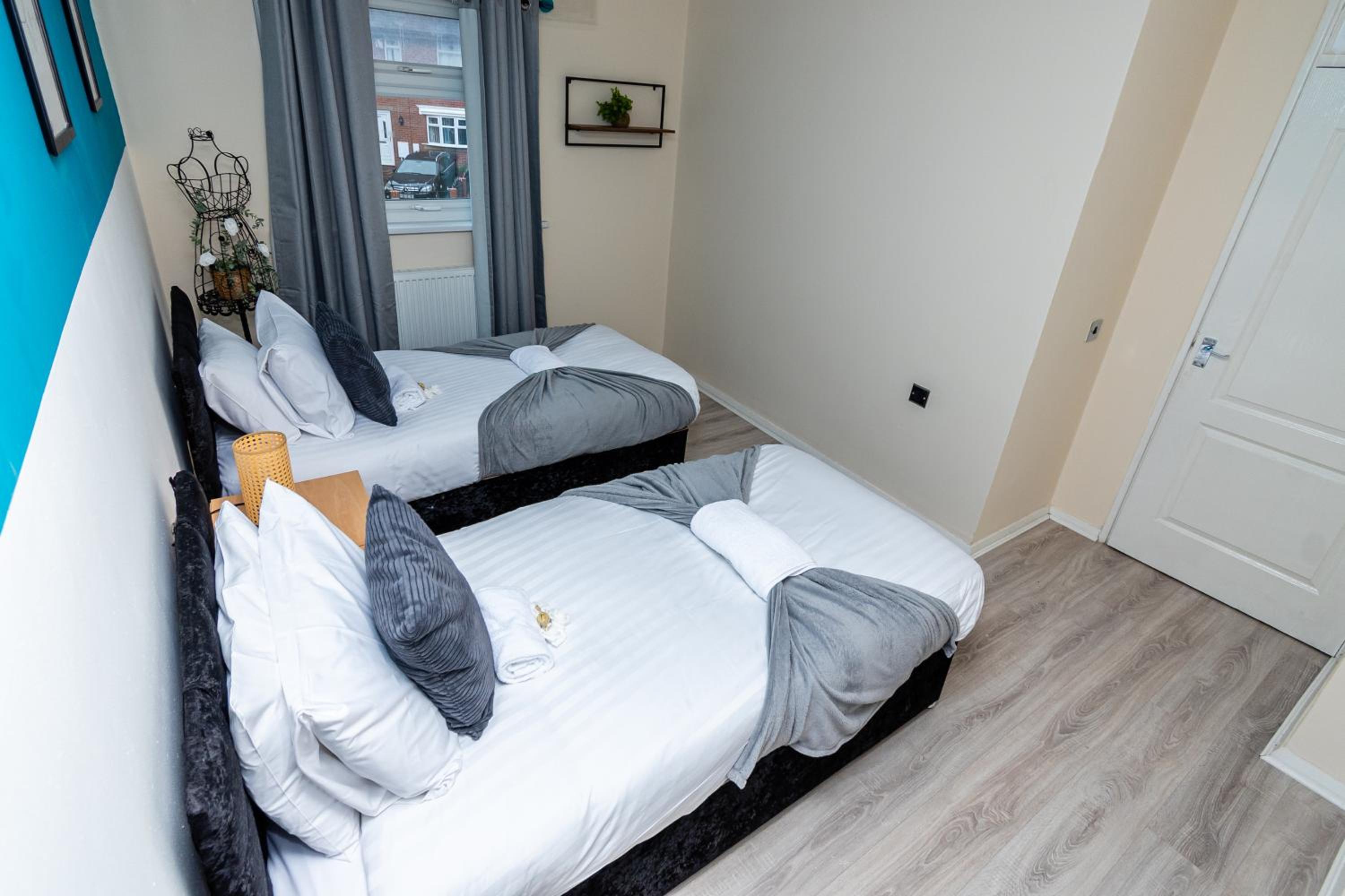Gateshead Vacations - Fife - Driveway Parking Spacious 4 bed house Sleeps 6 Ideal Contractor Accommodation - Property Image 15