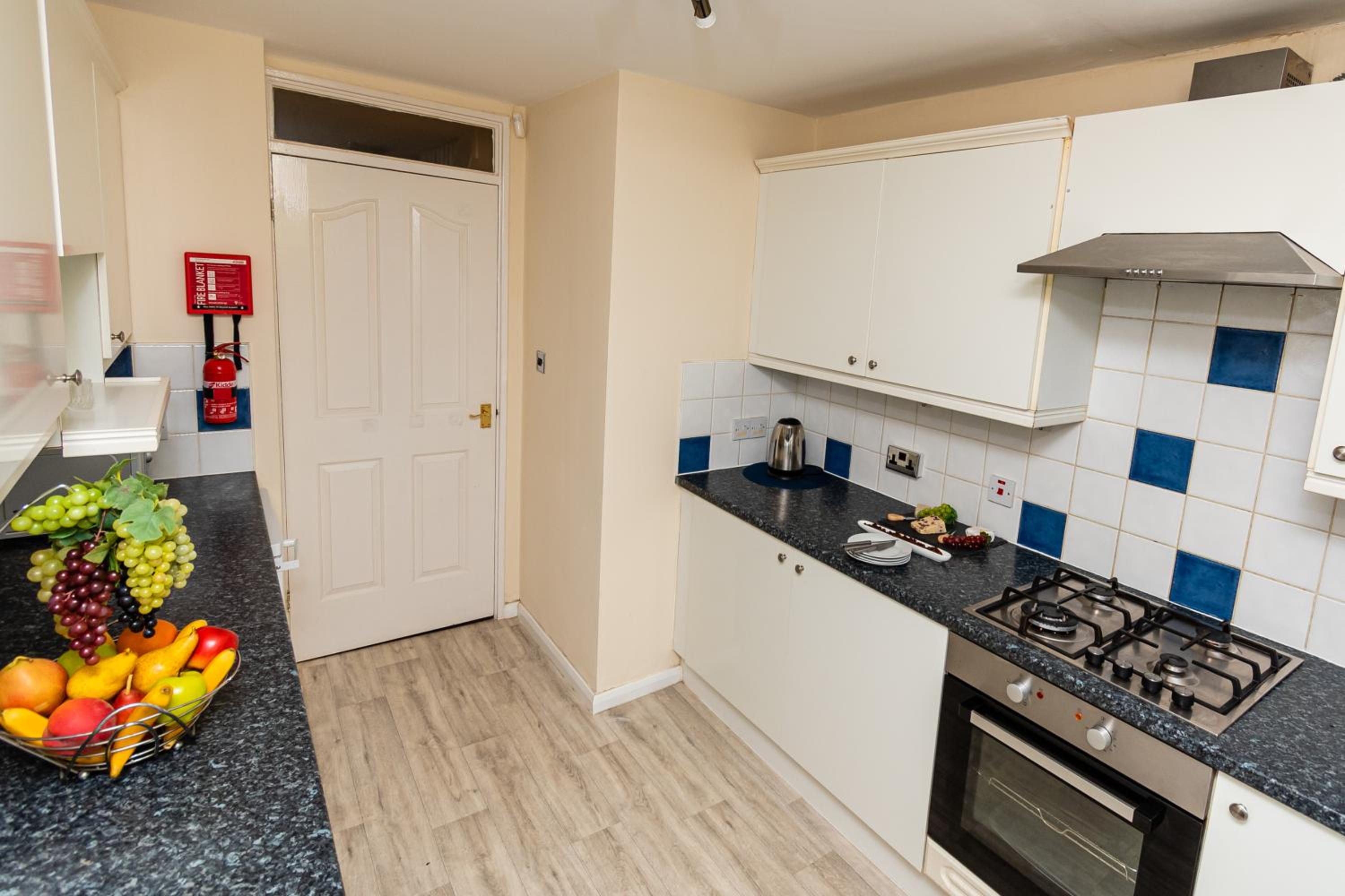 Gateshead Vacations - Fife - Driveway Parking Spacious 4 bed house Sleeps 6 Ideal Contractor Accommodation - Property Image 16