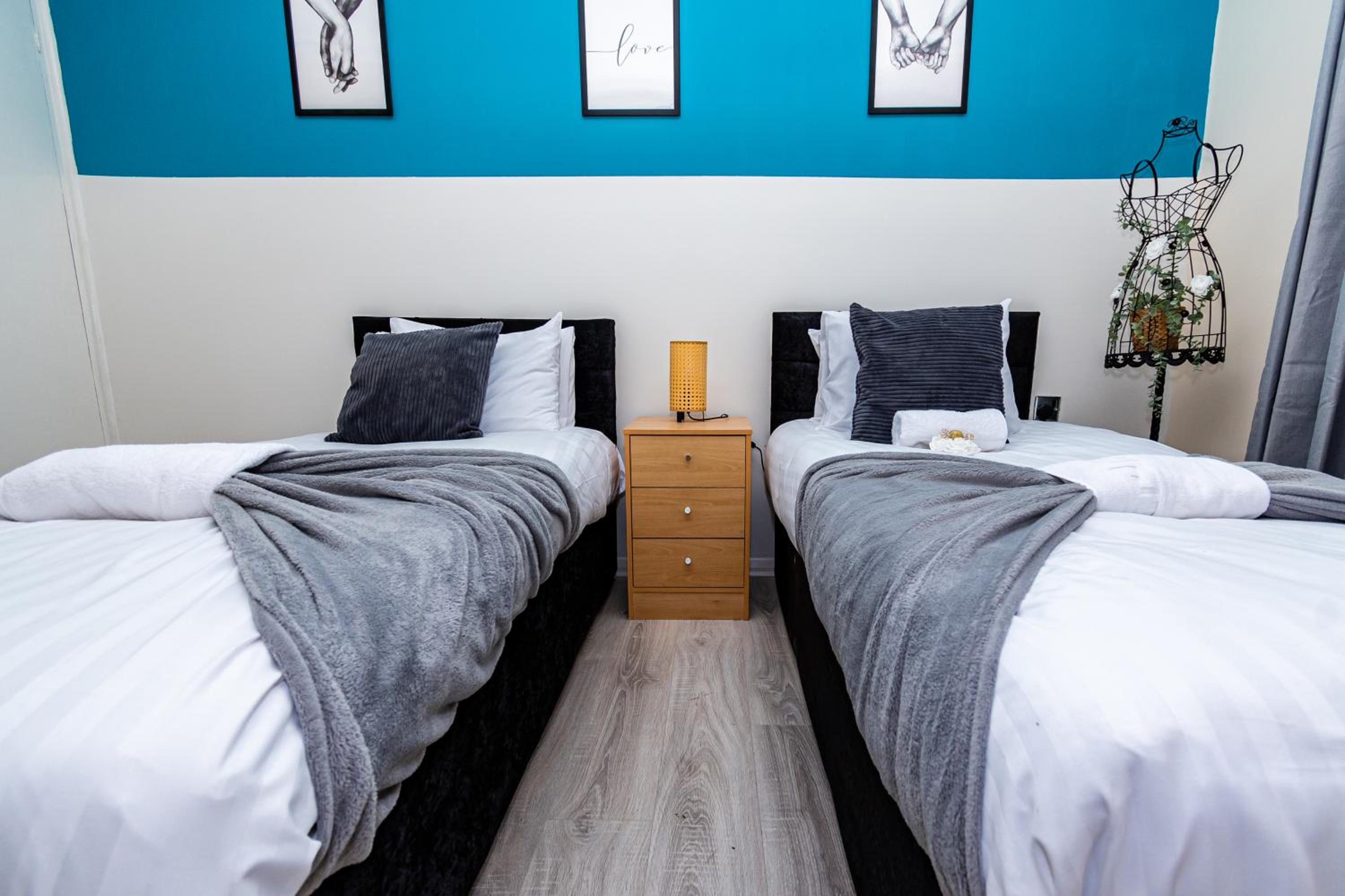 Gateshead Vacations - Fife - Driveway Parking Spacious 4 bed house Sleeps 6 Ideal Contractor Accommodation - Property Image 17
