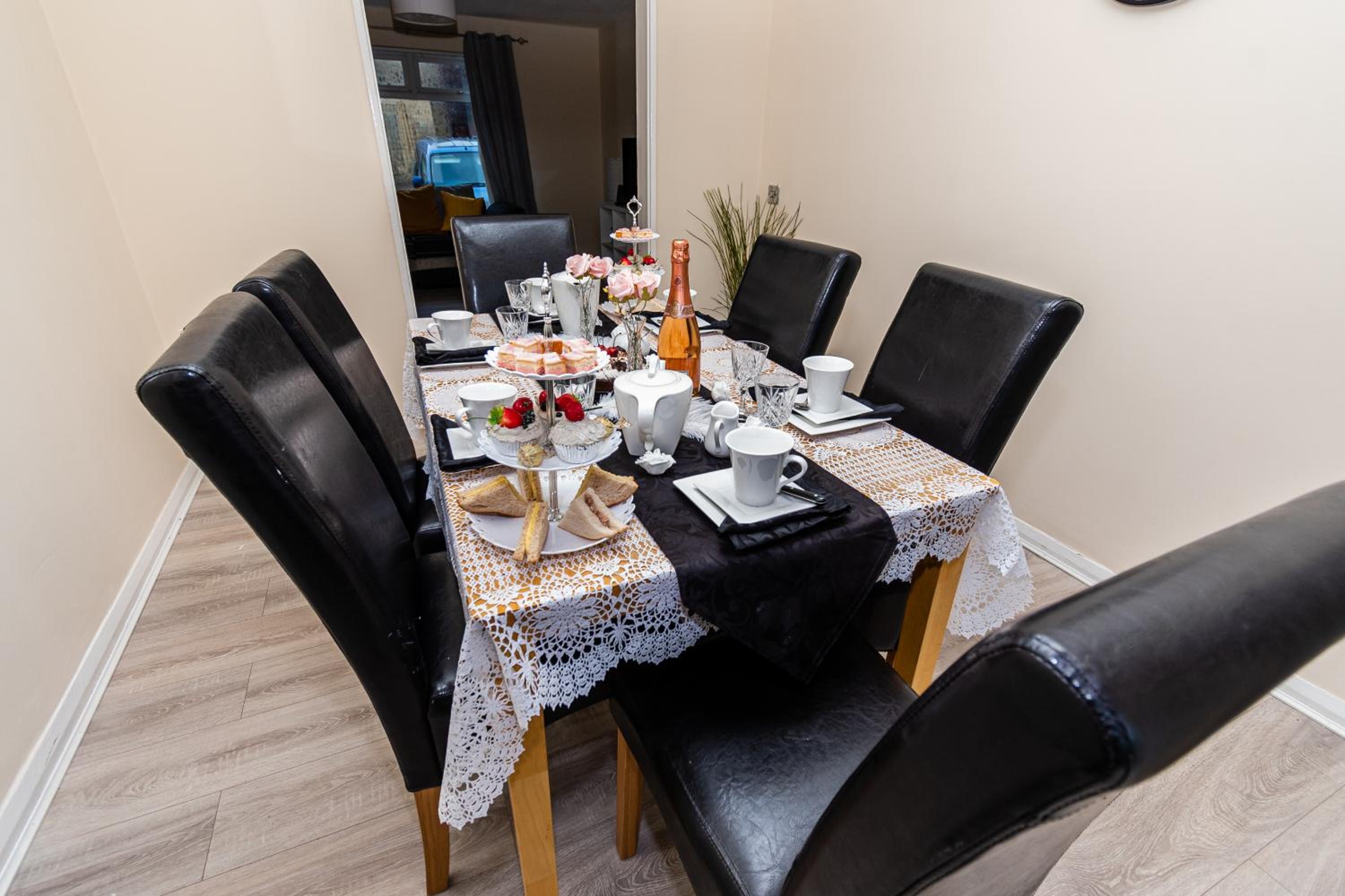Gateshead Vacations - Fife - Driveway Parking Spacious 4 bed house Sleeps 6 Ideal Contractor Accommodation - Property Image 10