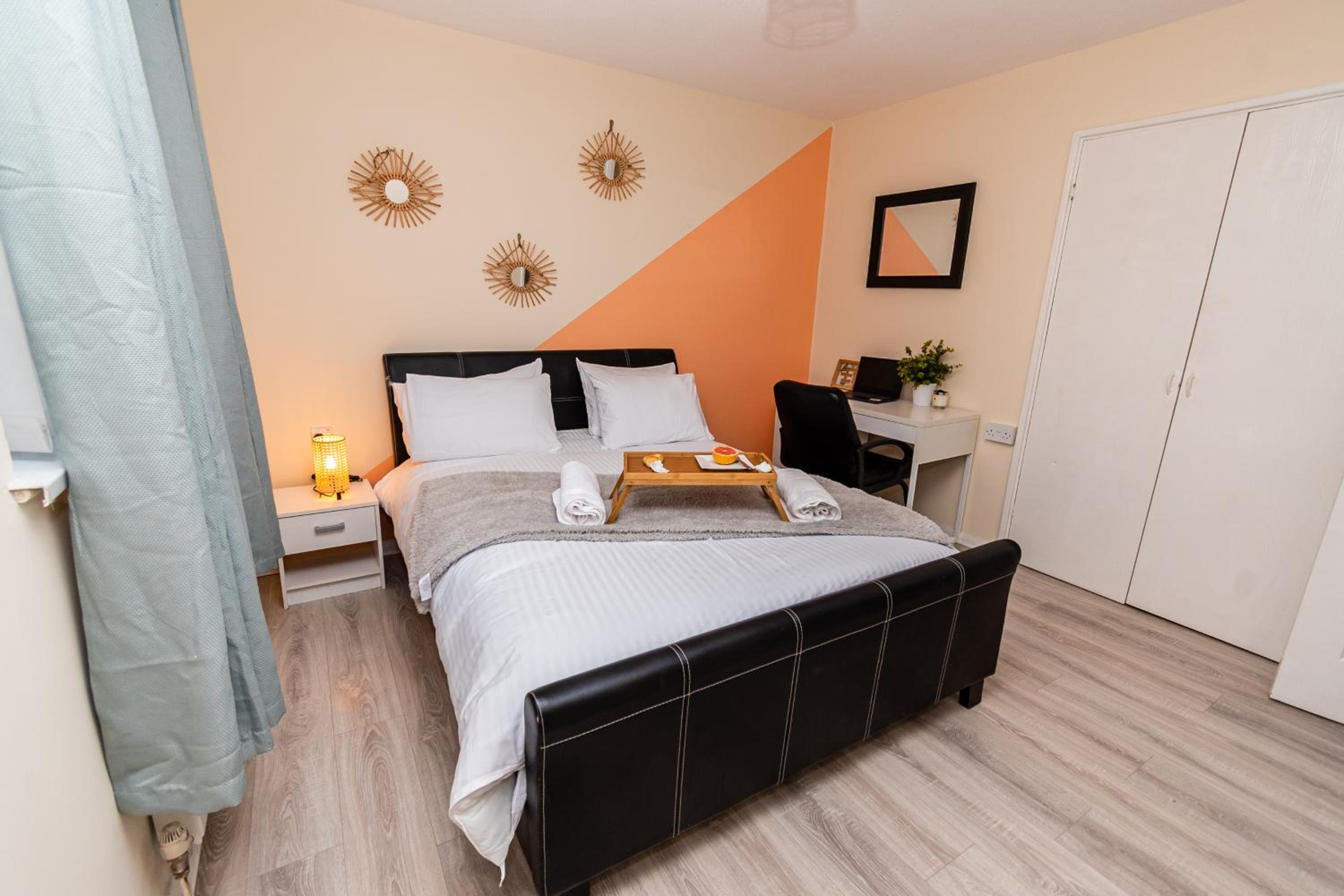 Gateshead Vacations - Fife - Driveway Parking Spacious 4 bed house Sleeps 6 Ideal Contractor Accommodation - Property Image 1