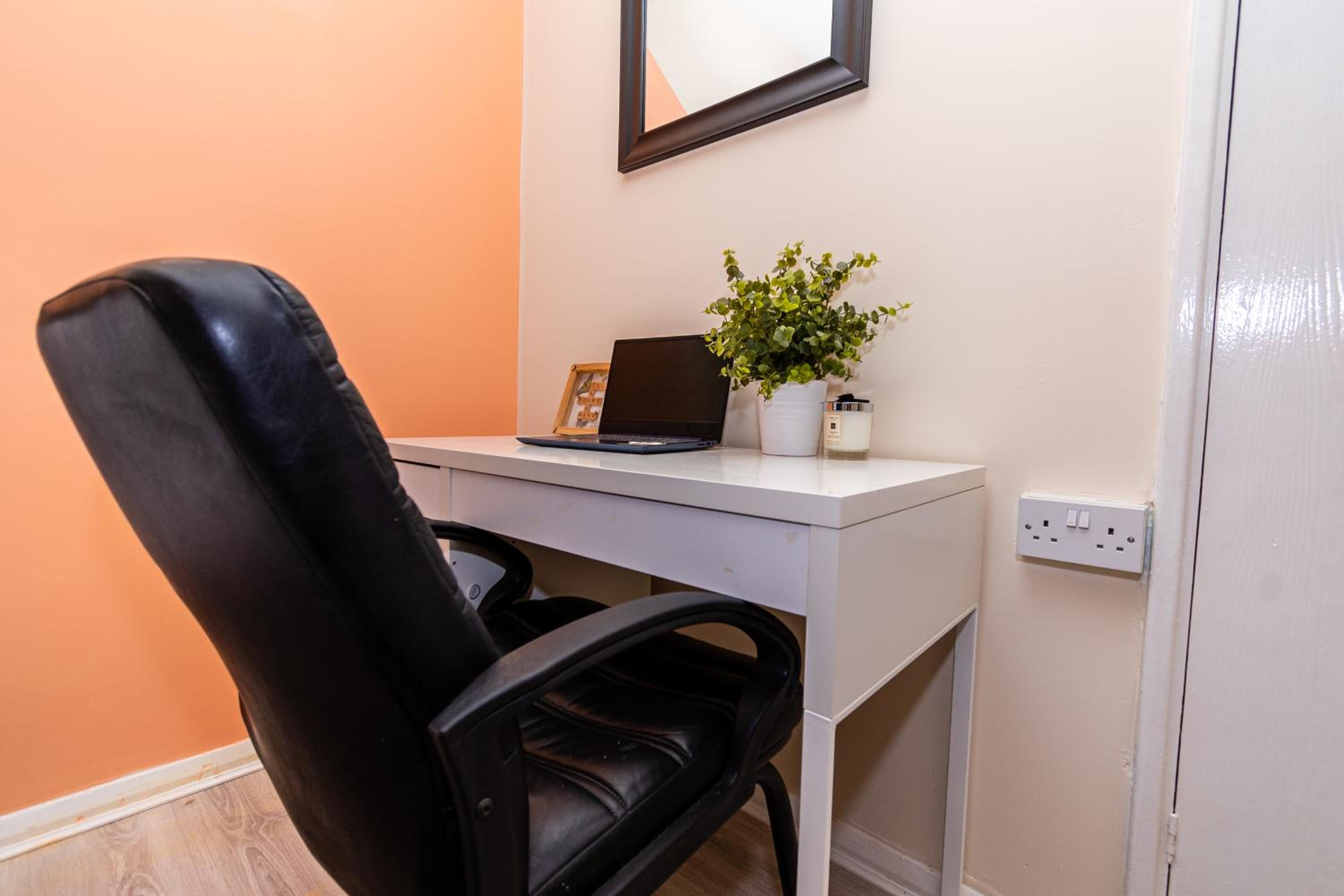 Gateshead Vacations - Fife - Driveway Parking Spacious 4 bed house Sleeps 6 Ideal Contractor Accommodation - Property Image 7