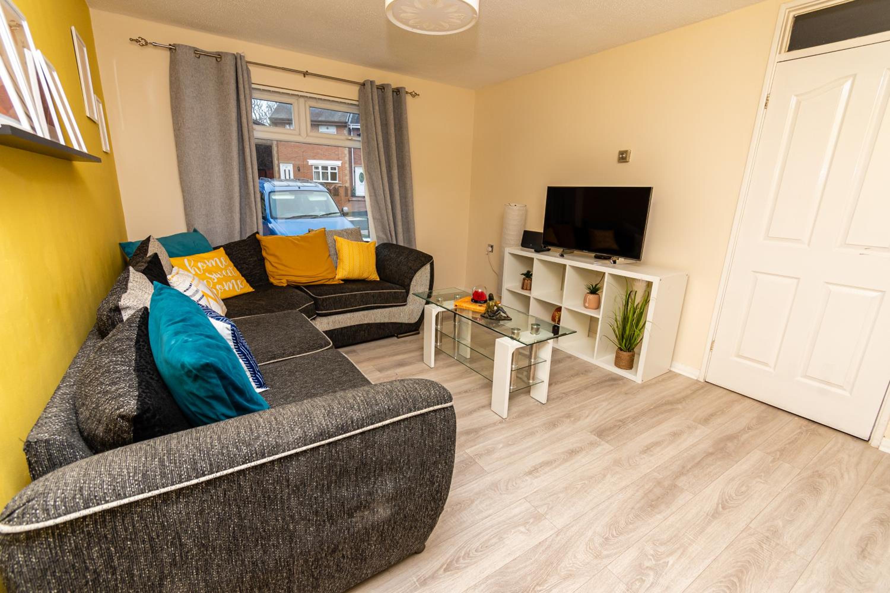 Gateshead Vacations - Fife - Driveway Parking Spacious 4 bed house Sleeps 6 Ideal Contractor Accommodation - Property Image 2