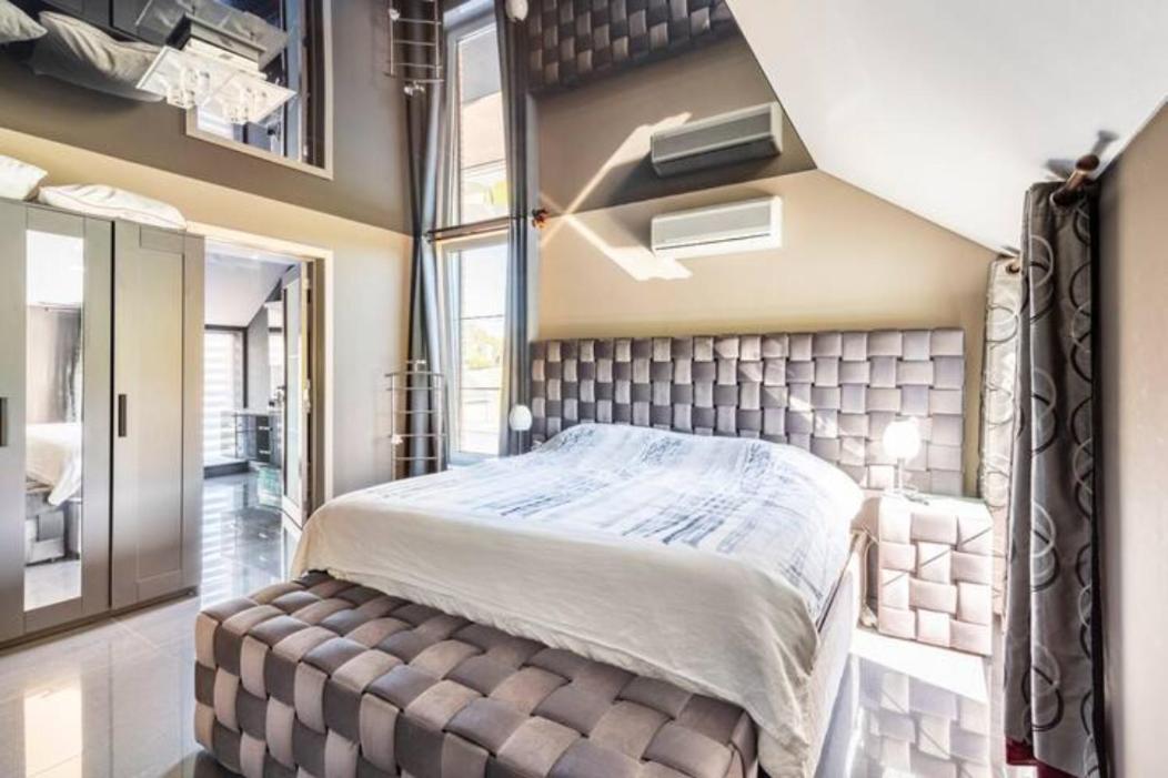 LA VILLA DE SENY , villa de charme avec jardin ,Piscine nature, jacuzzi , petanque, fitness, billard,ping pong,