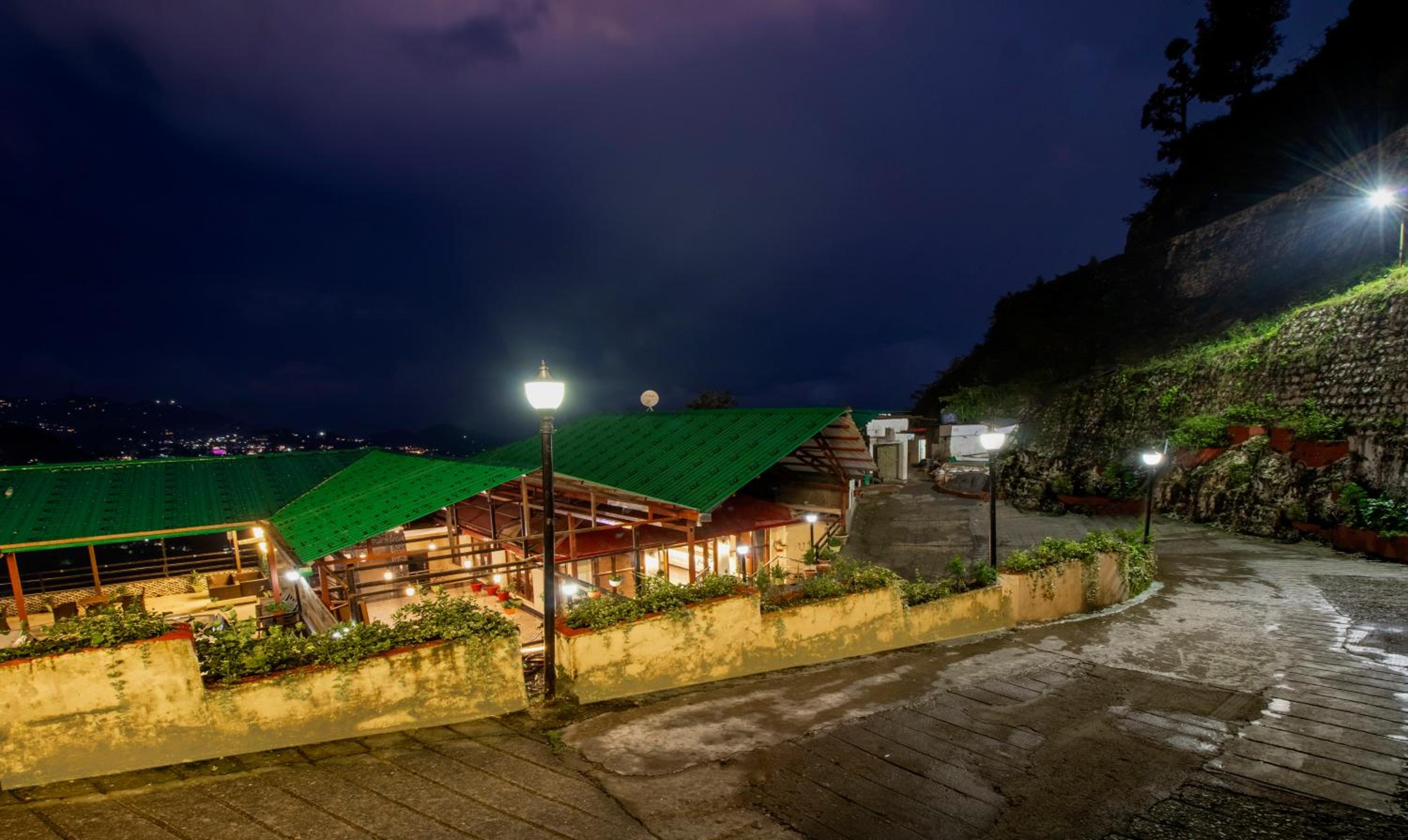 Mussoorie Vacations - Treebo Premium Queen Of Hills Near Mall Road - Property Image 7