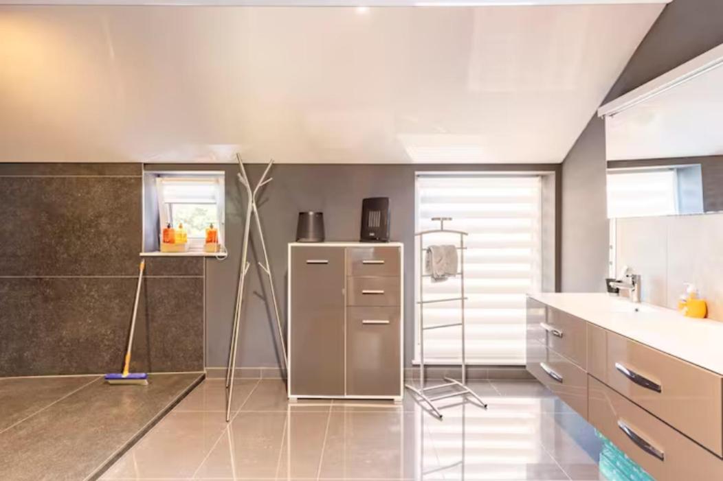 LA VILLA DE SENY , villa de charme avec jardin ,Piscine nature, jacuzzi , petanque, fitness, billard,ping pong,