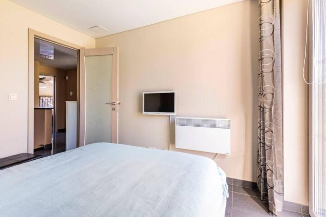 LA VILLA DE SENY , villa de charme avec jardin ,Piscine nature, jacuzzi , petanque, fitness, billard,ping pong,