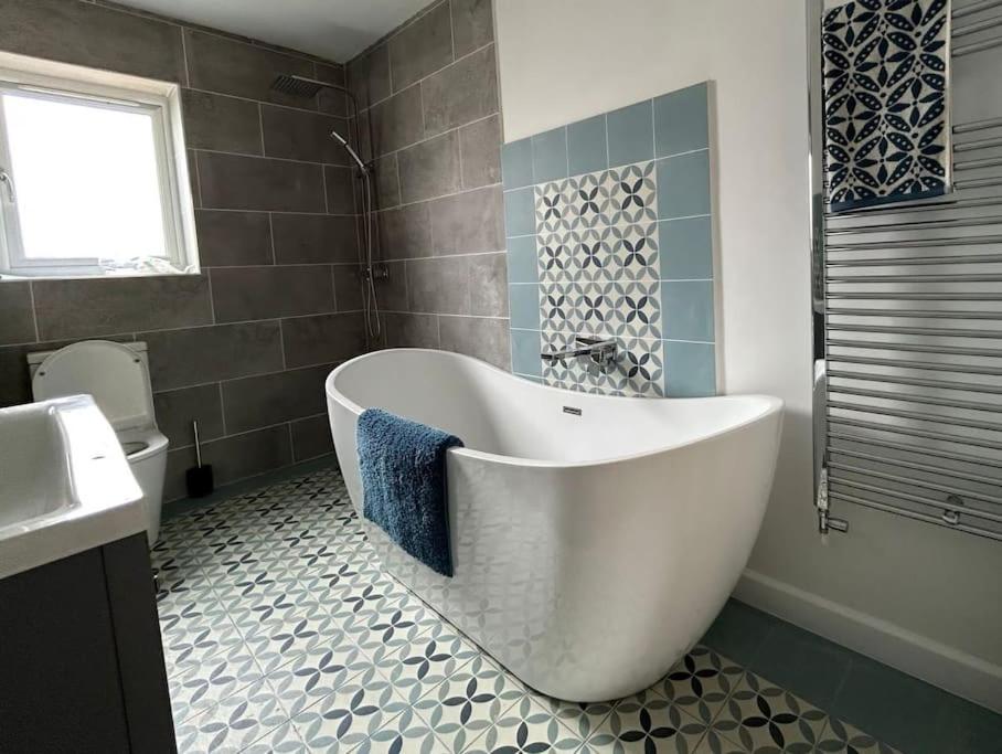 1 - Fox Burrow, Norfolk - Peaceful getaway with hot tub view 2