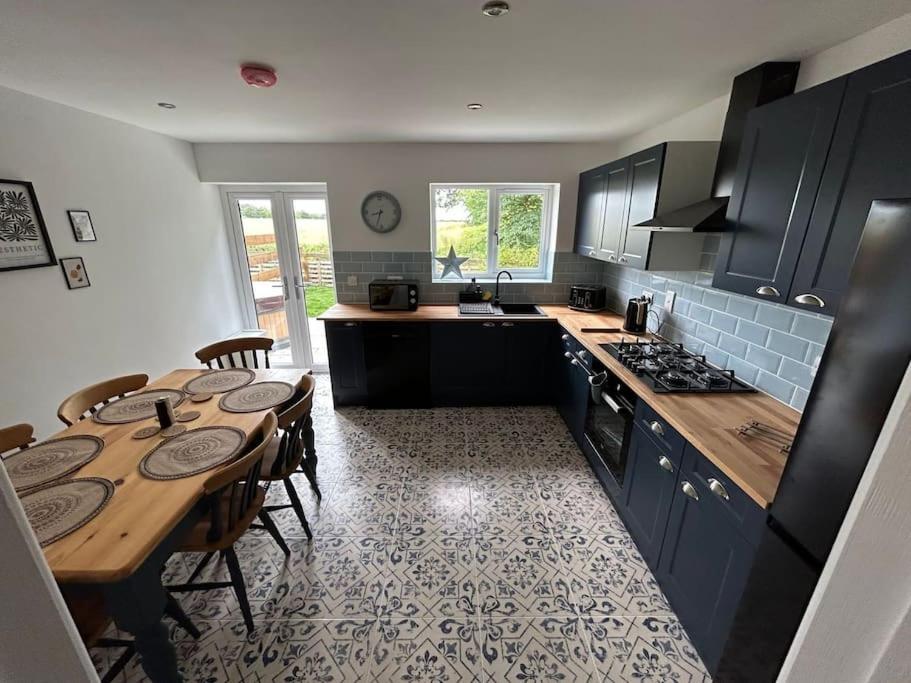 1 - Fox Burrow, Norfolk - Peaceful getaway with hot tub view 5