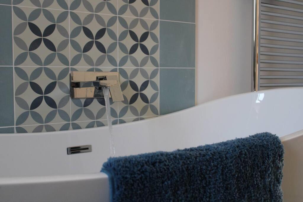 1 - Fox Burrow, Norfolk - Peaceful getaway with hot tub view 3
