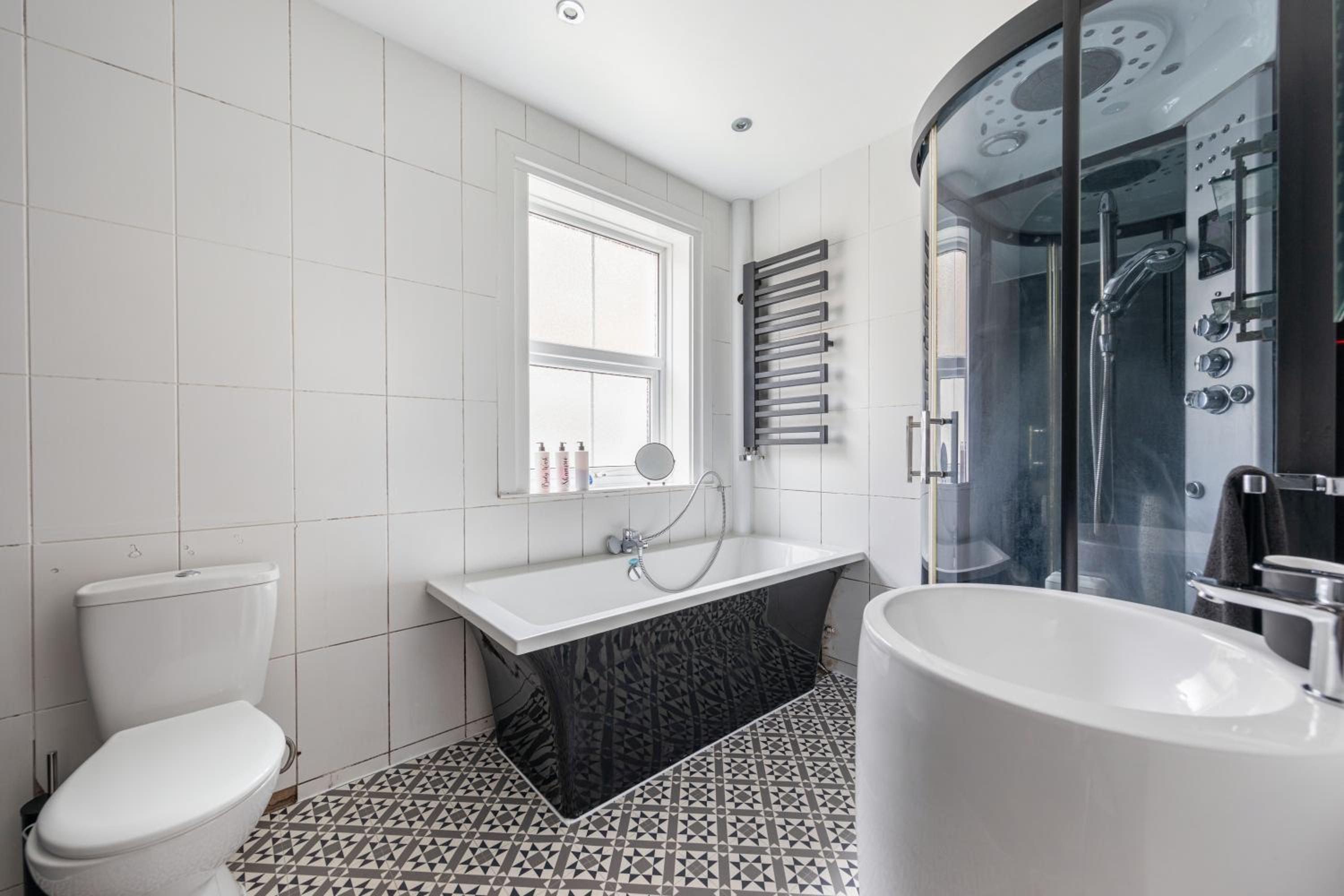 Charming 1 Bed Flat w Courtyard in Central London