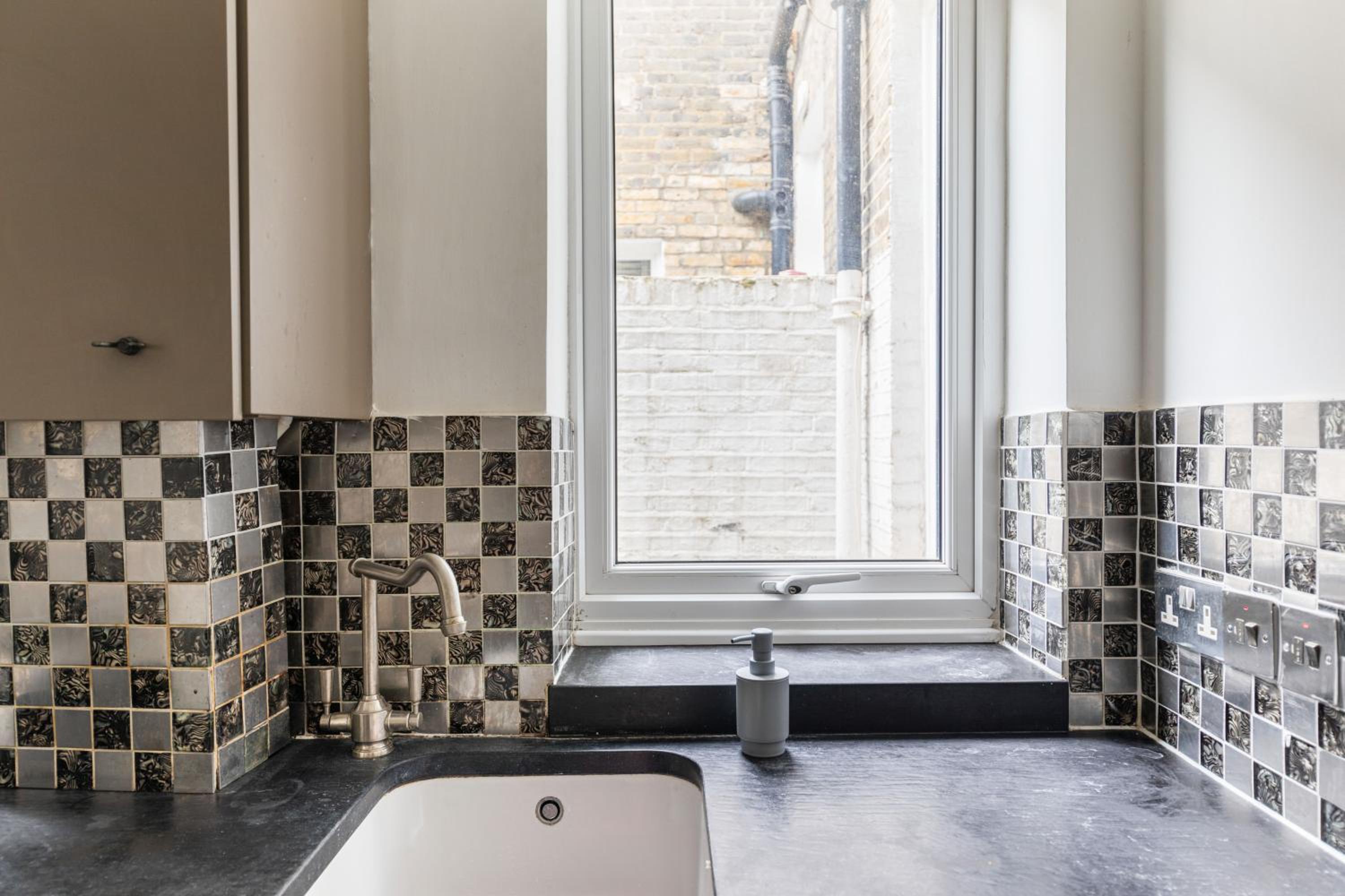 Charming 1 Bed Flat w Courtyard in Central London