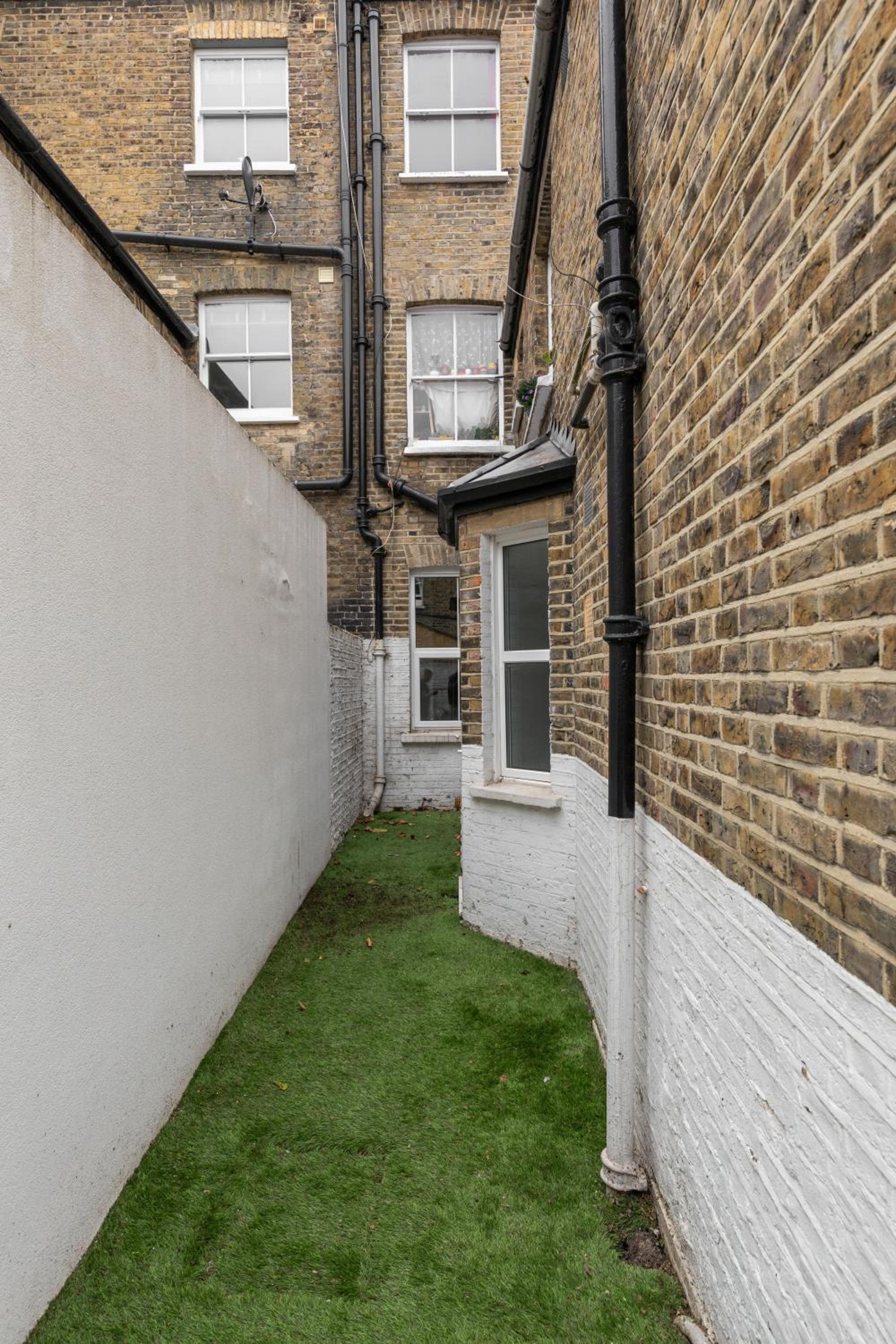 Charming 1 Bed Flat w Courtyard in Central London