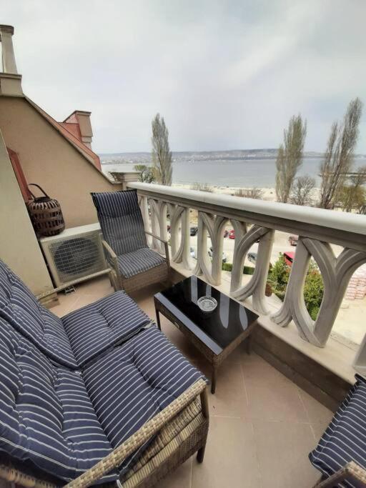 Beachfront Panoramic Flat @ South Bay residence