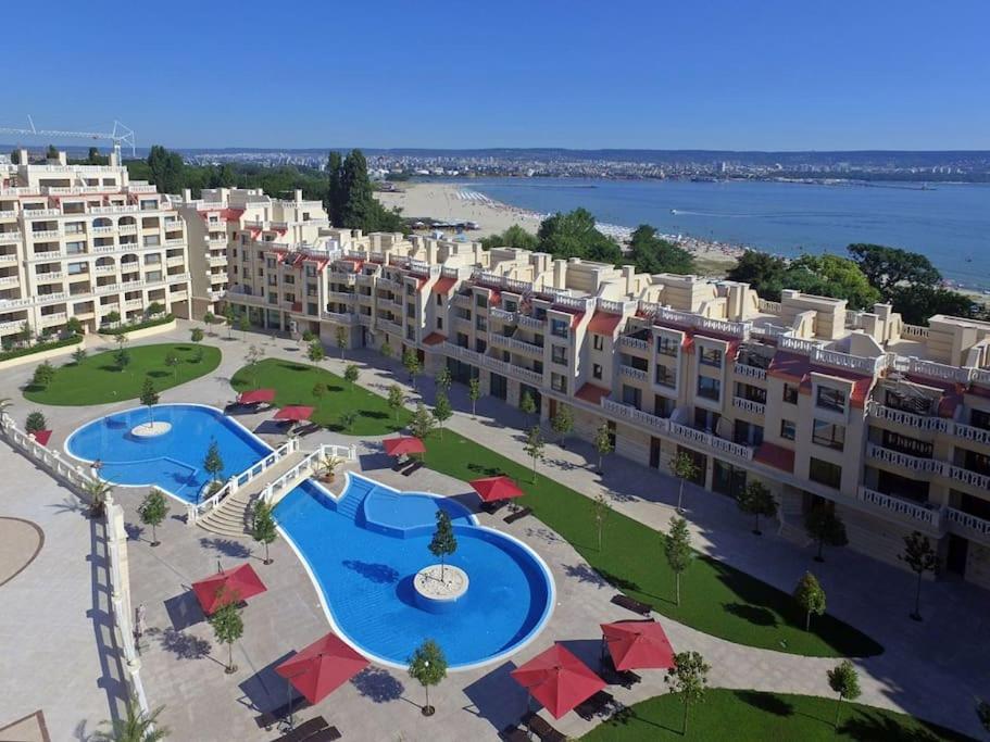 Beachfront Panoramic Flat @ South Bay residence