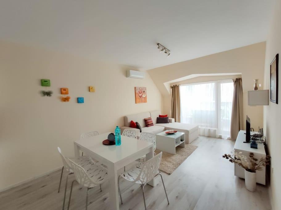 Beachfront Panoramic Flat @ South Bay residence