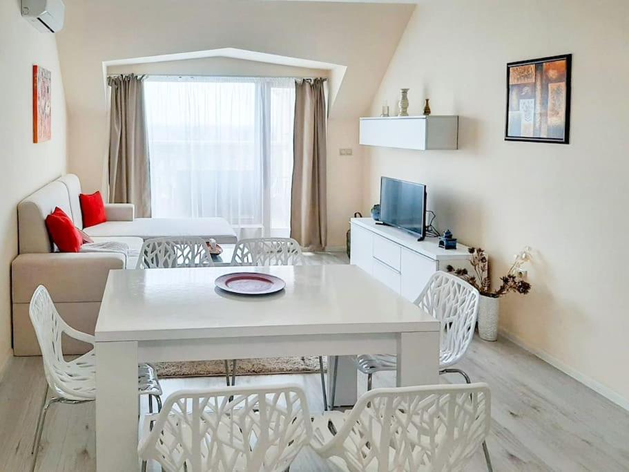 Beachfront Panoramic Flat @ South Bay residence