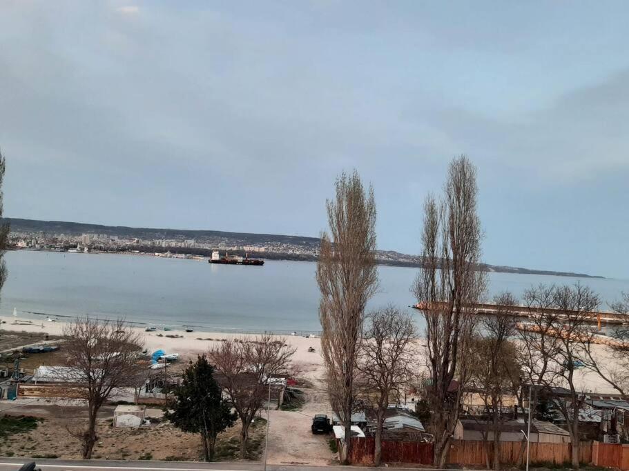 Beachfront Panoramic Flat @ South Bay residence