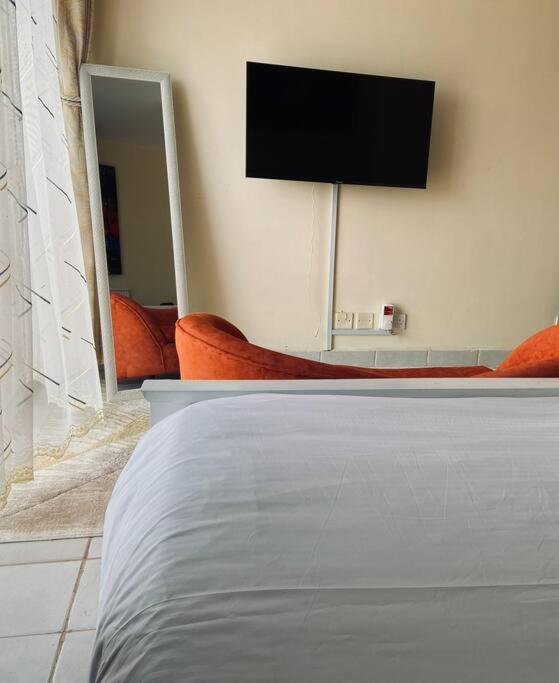 UrbanChicNest, Studio Apartment.
