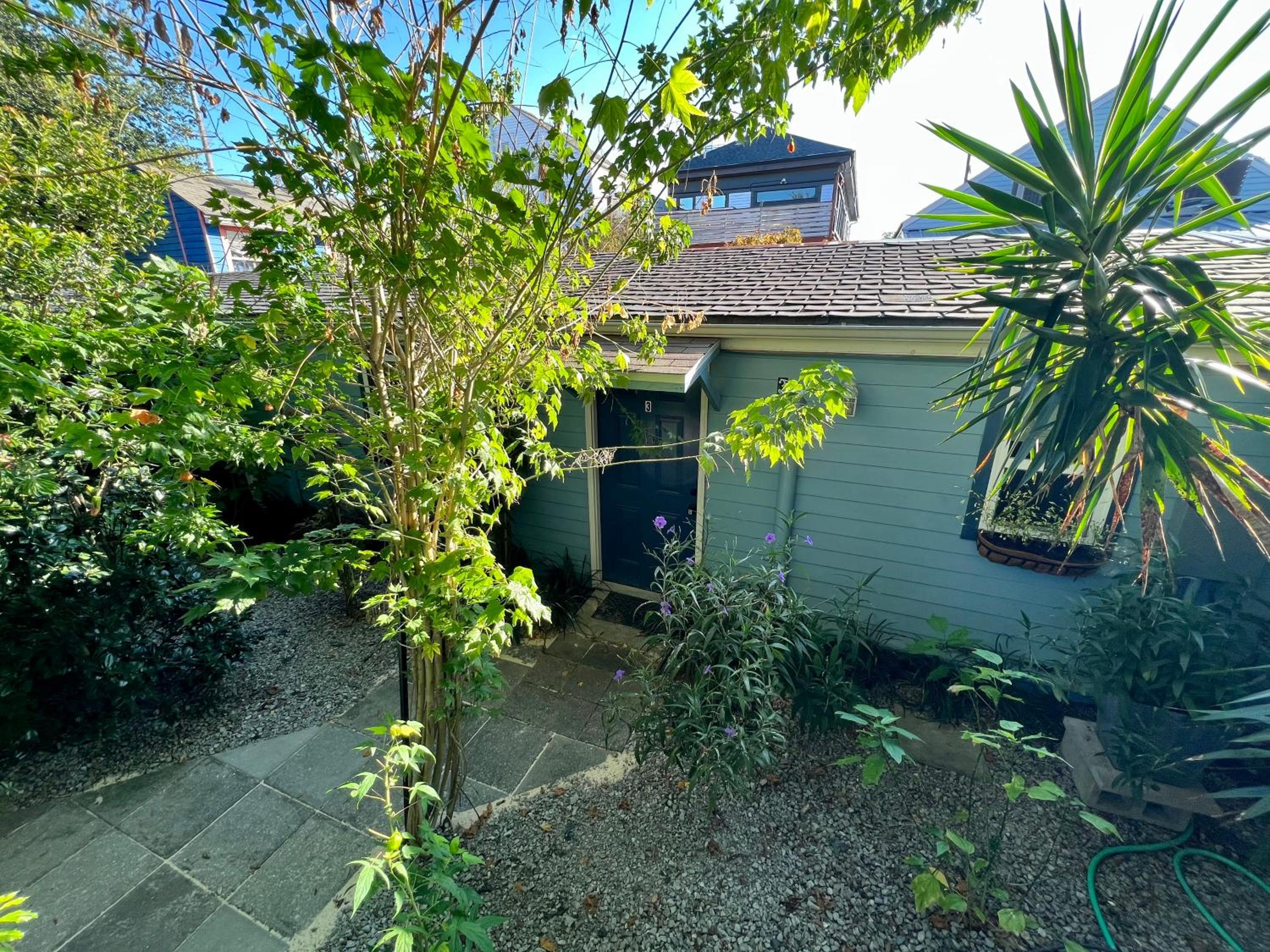 One bedroom apartment with hot tub 2 blocks to Magazine street