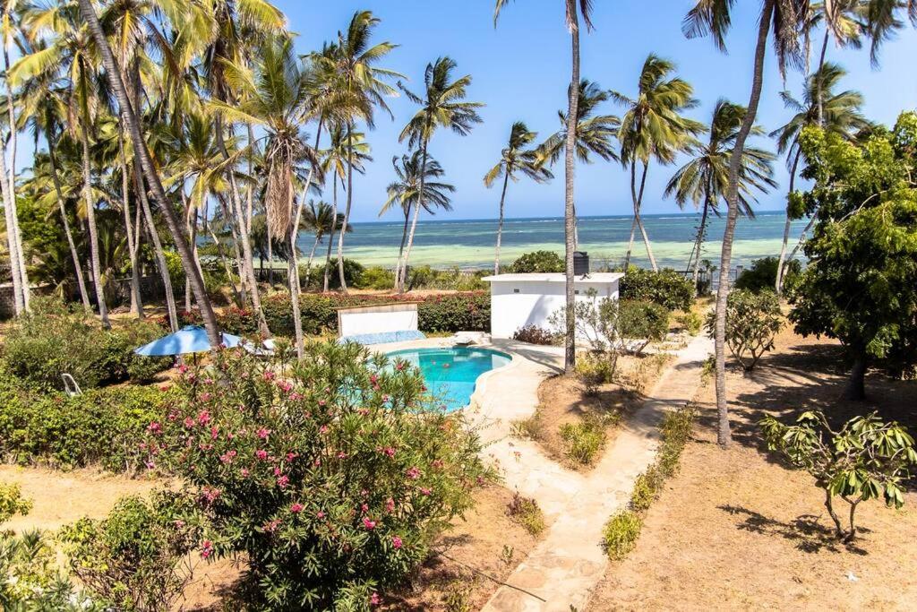 Sand and Shells Beach House- 4 Bedroom with a pool view 2