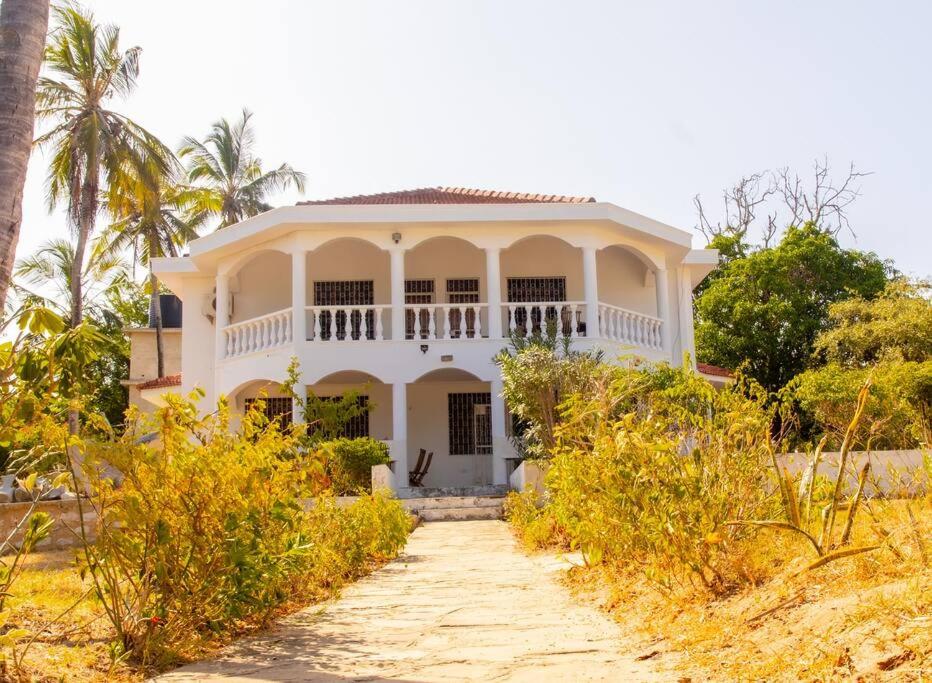 Sand and Shells Beach House- 4 Bedroom with a pool view 3