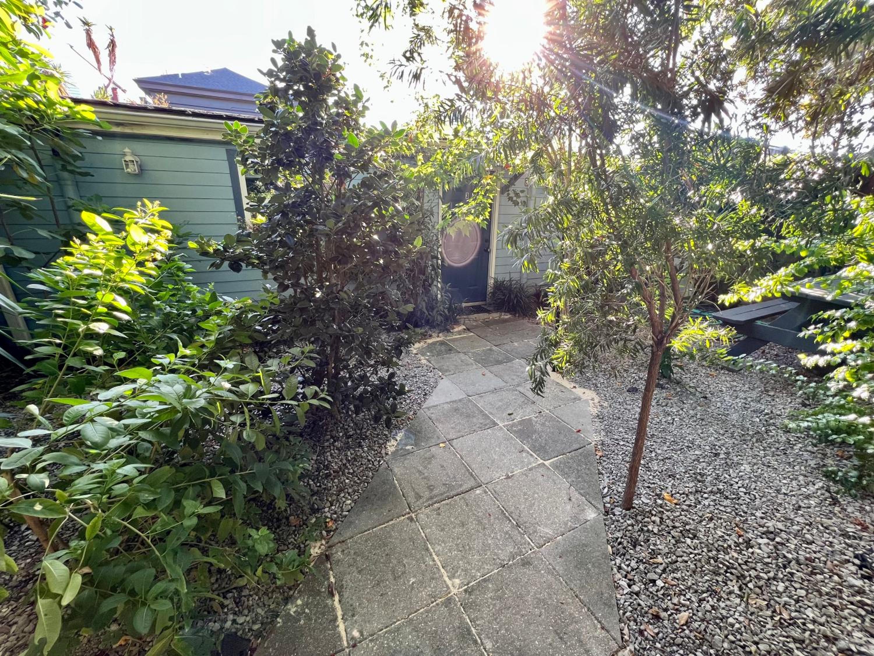 One bedroom apartment with hot tub 2 blocks to Magazine street