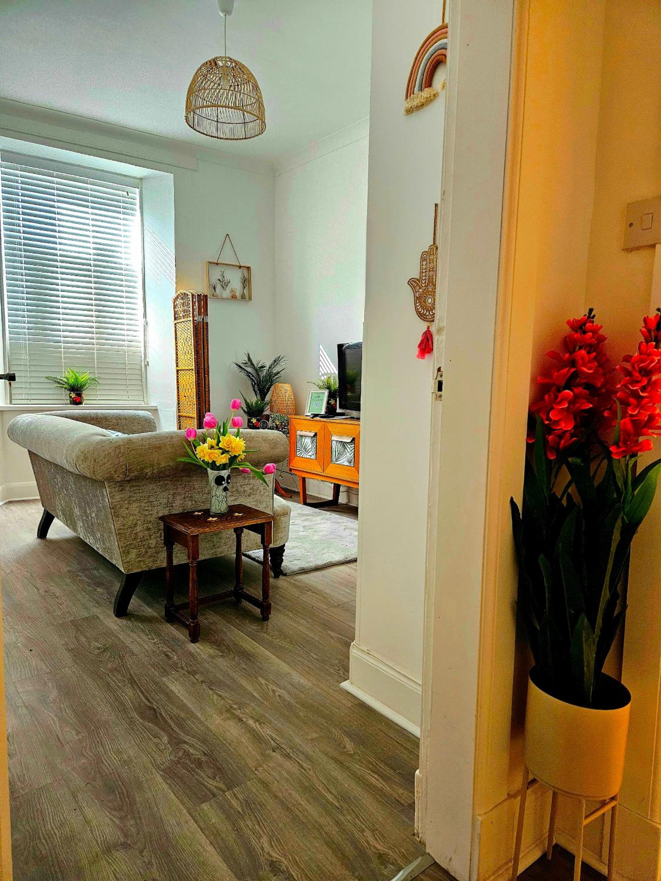 The Ferns - Modern Apartment With Parking & Shared Garden view 3
