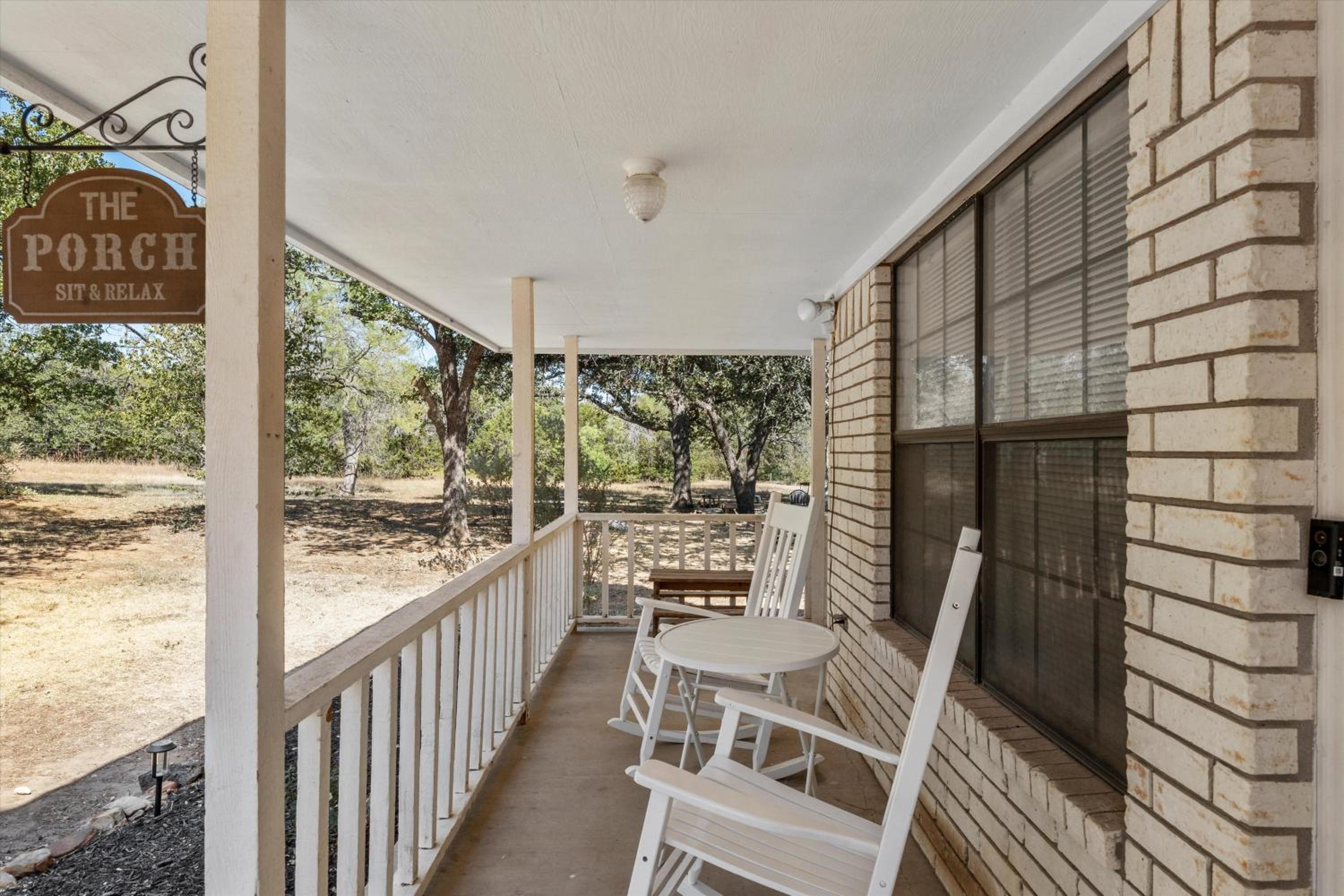 Quiet 4BR Farmhouse: Ideal Family Retreat view 2