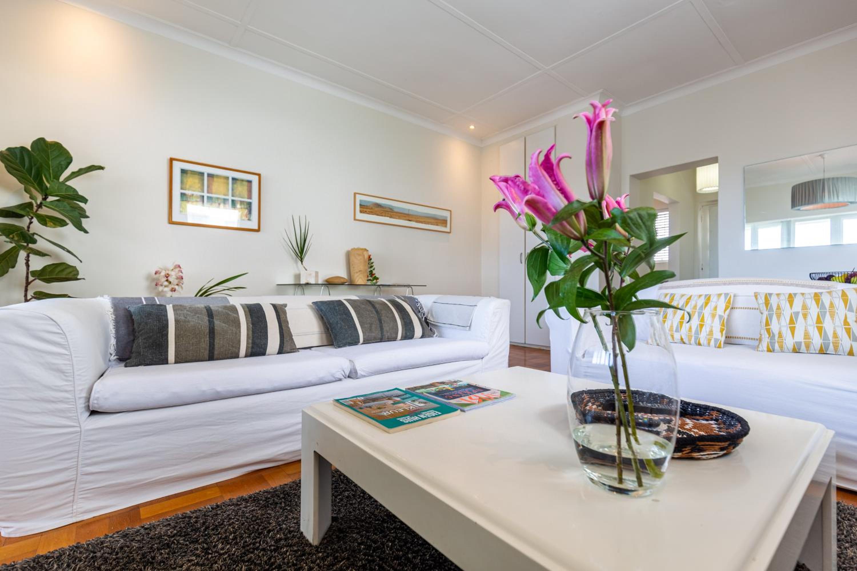 Portswood Mews - Chic White Studio Apartment Green Point view 3