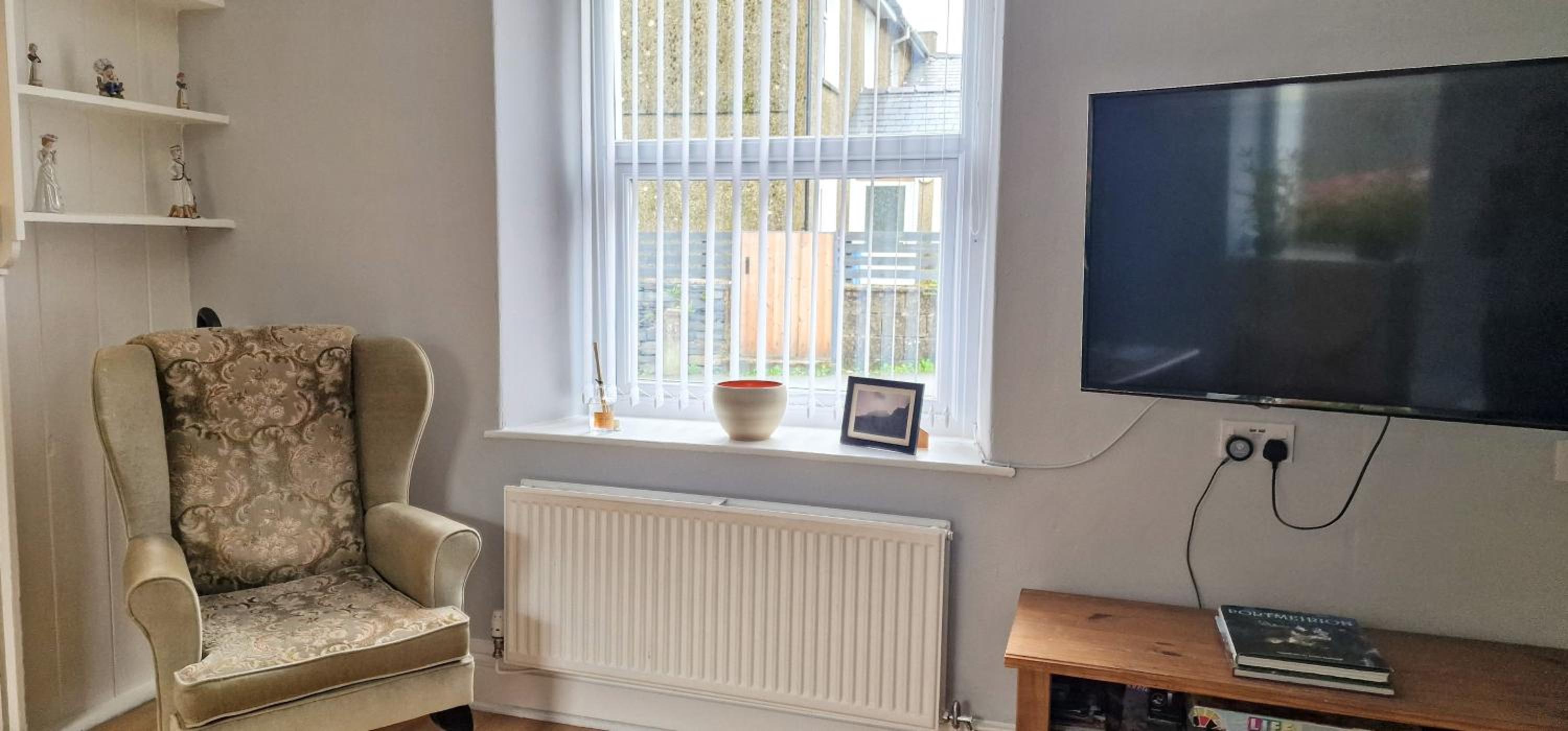 Cheerful Snowdonia cottage,garden snug, mountain views, sleeps 4, near zip world view 5