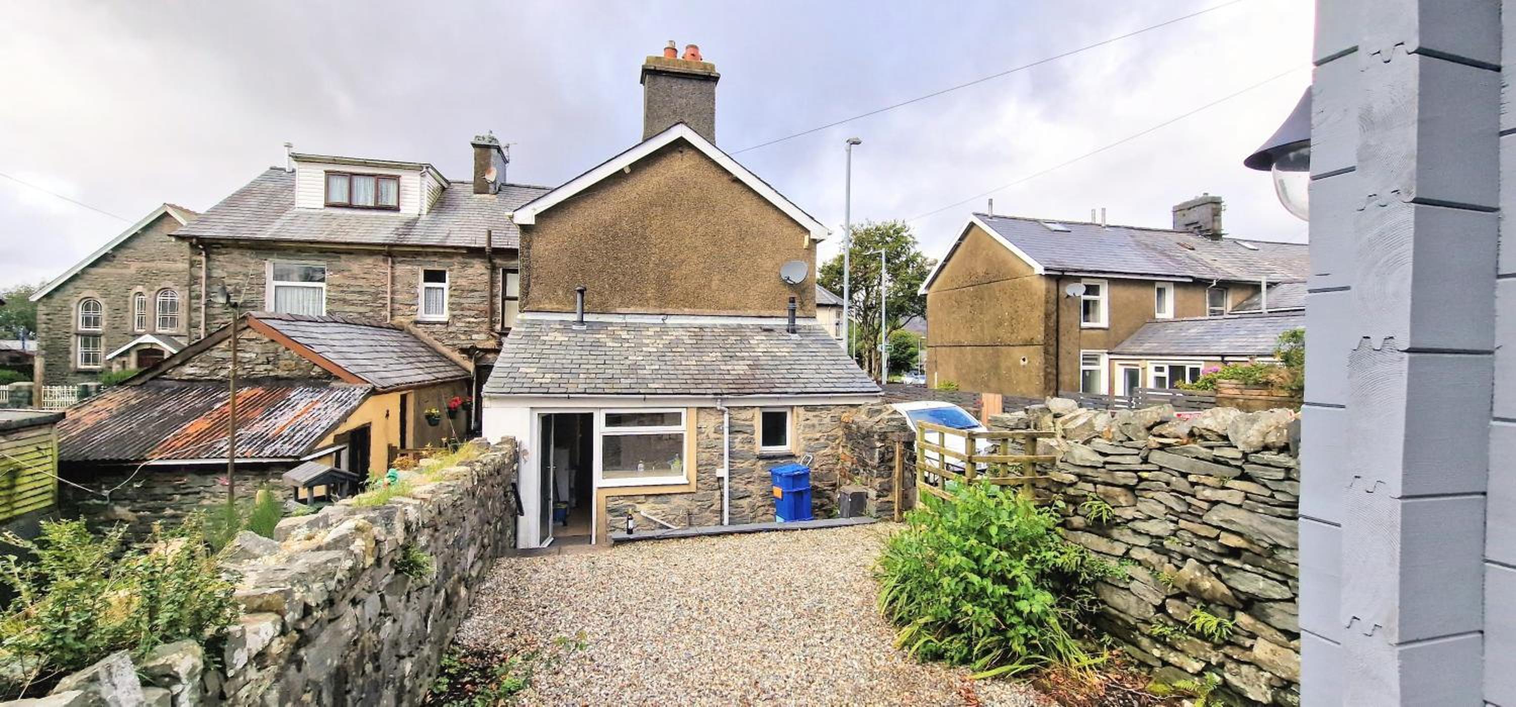 Cheerful Snowdonia cottage,garden snug, mountain views, sleeps 4, near zip world view 3