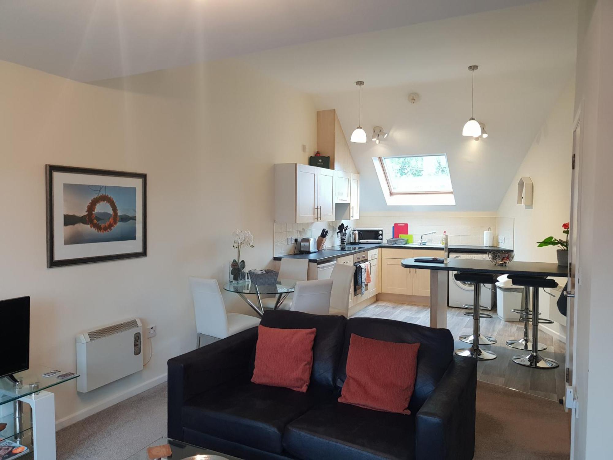 The Sawmills, Carlisle - Spacious 4 Bedroom Family House - Free WiFi - & Parking - Walk to Carlisle Castle