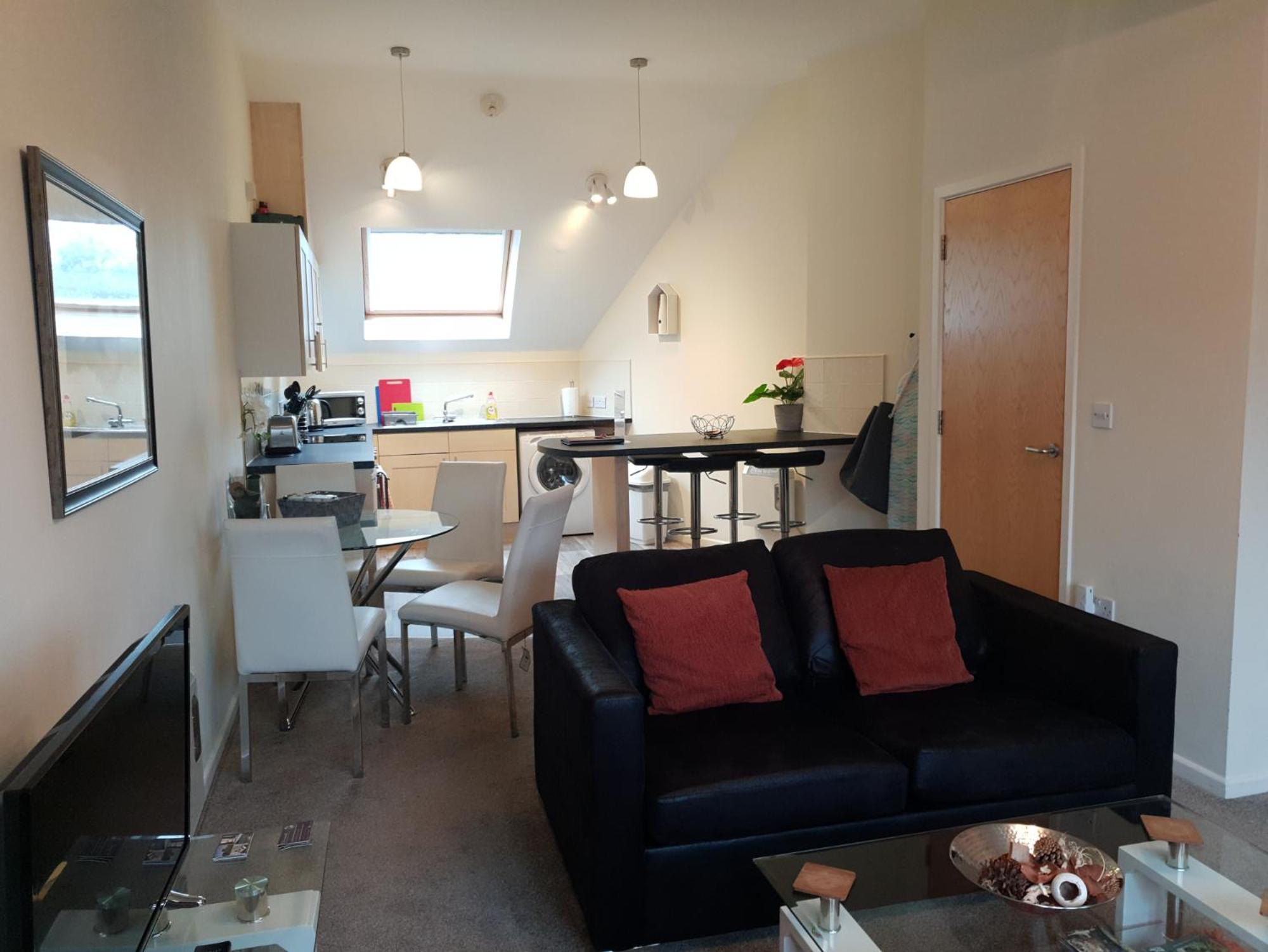 The Sawmills, Carlisle - Spacious 4 Bedroom Family House - Free WiFi - & Parking - Walk to Carlisle Castle