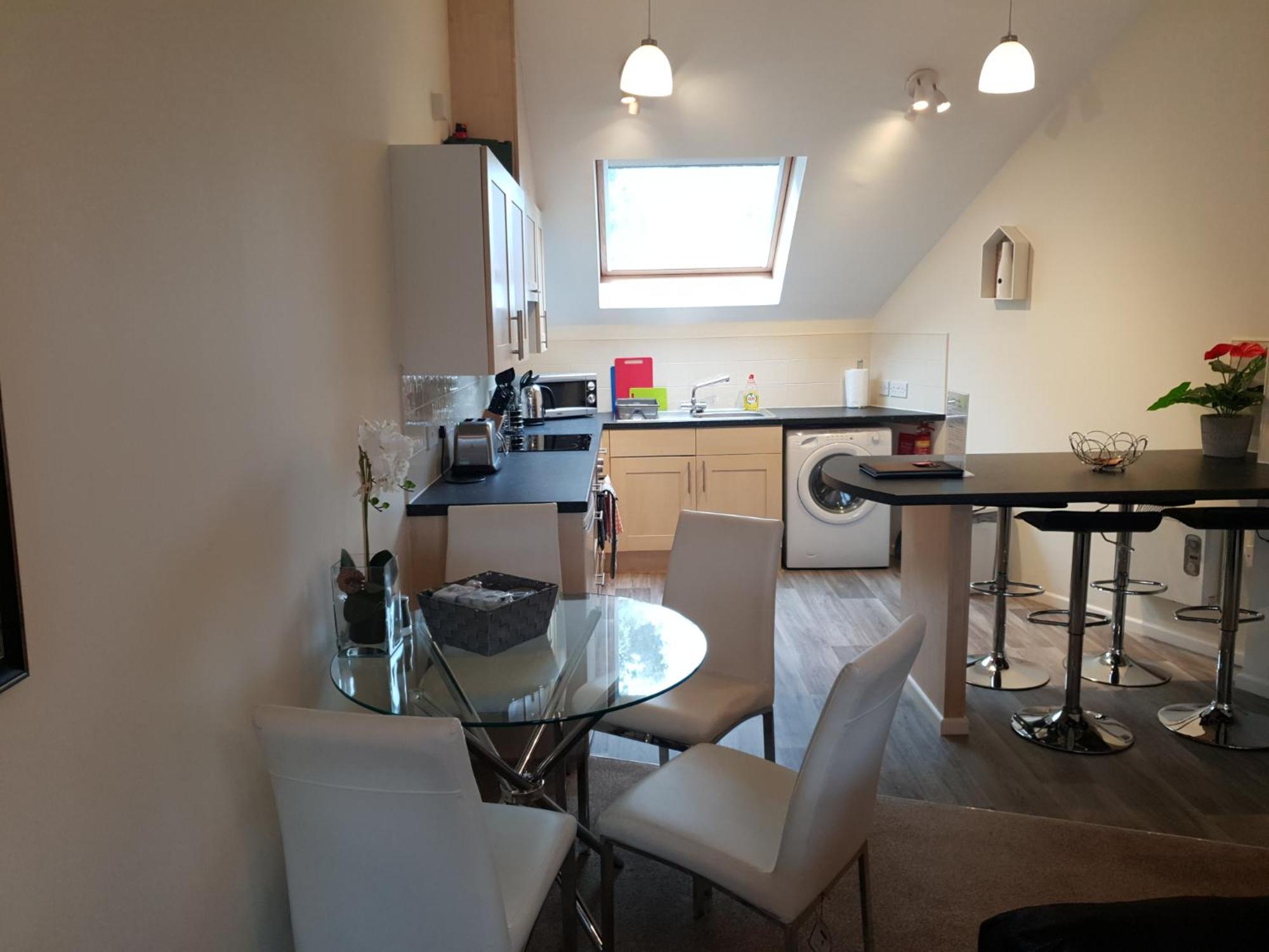 The Sawmills, Carlisle - Spacious 4 Bedroom Family House - Free WiFi - & Parking - Walk to Carlisle Castle