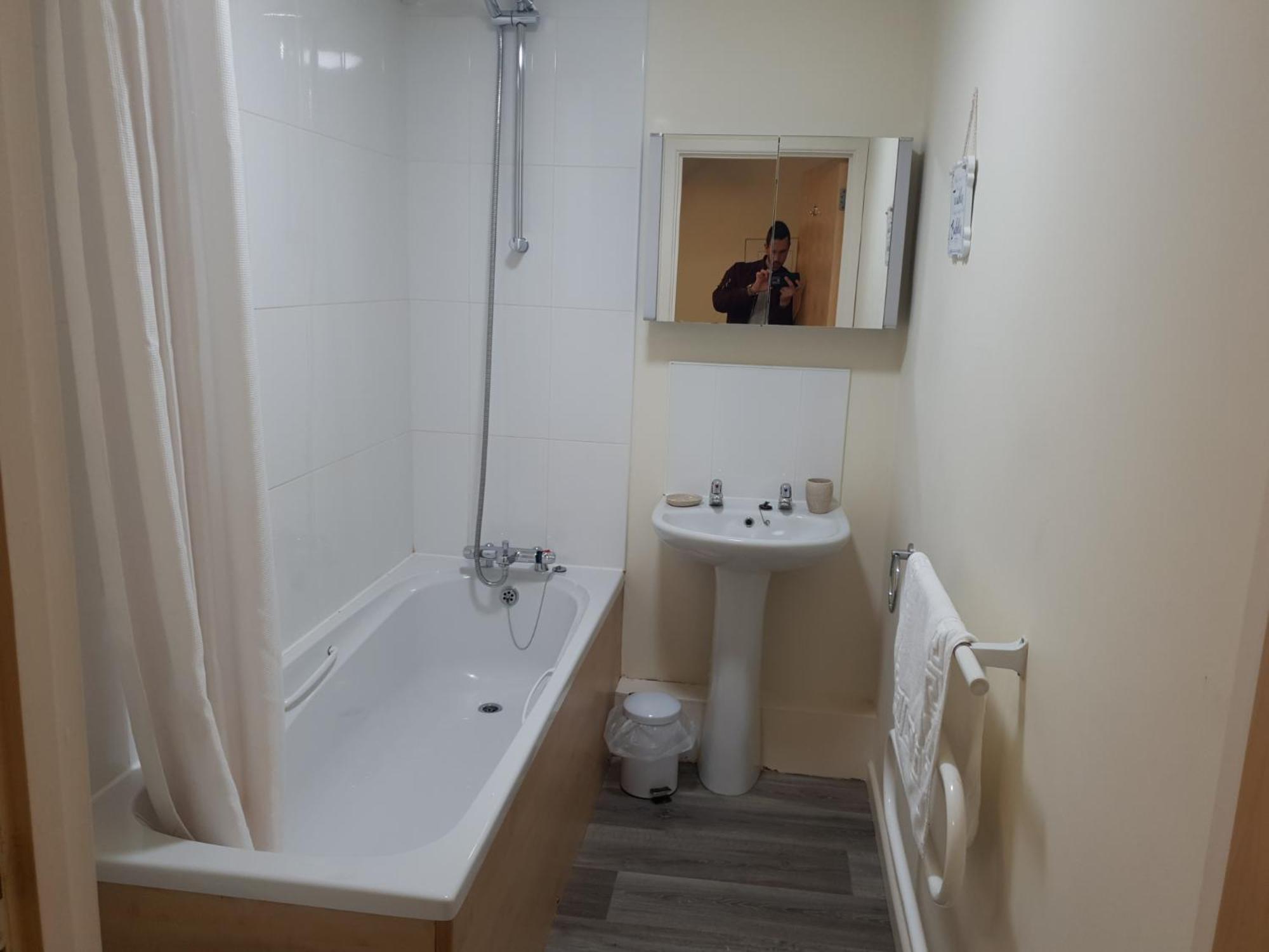 The Sawmills, Carlisle - Spacious 4 Bedroom Family House - Free WiFi - & Parking - Walk to Carlisle Castle