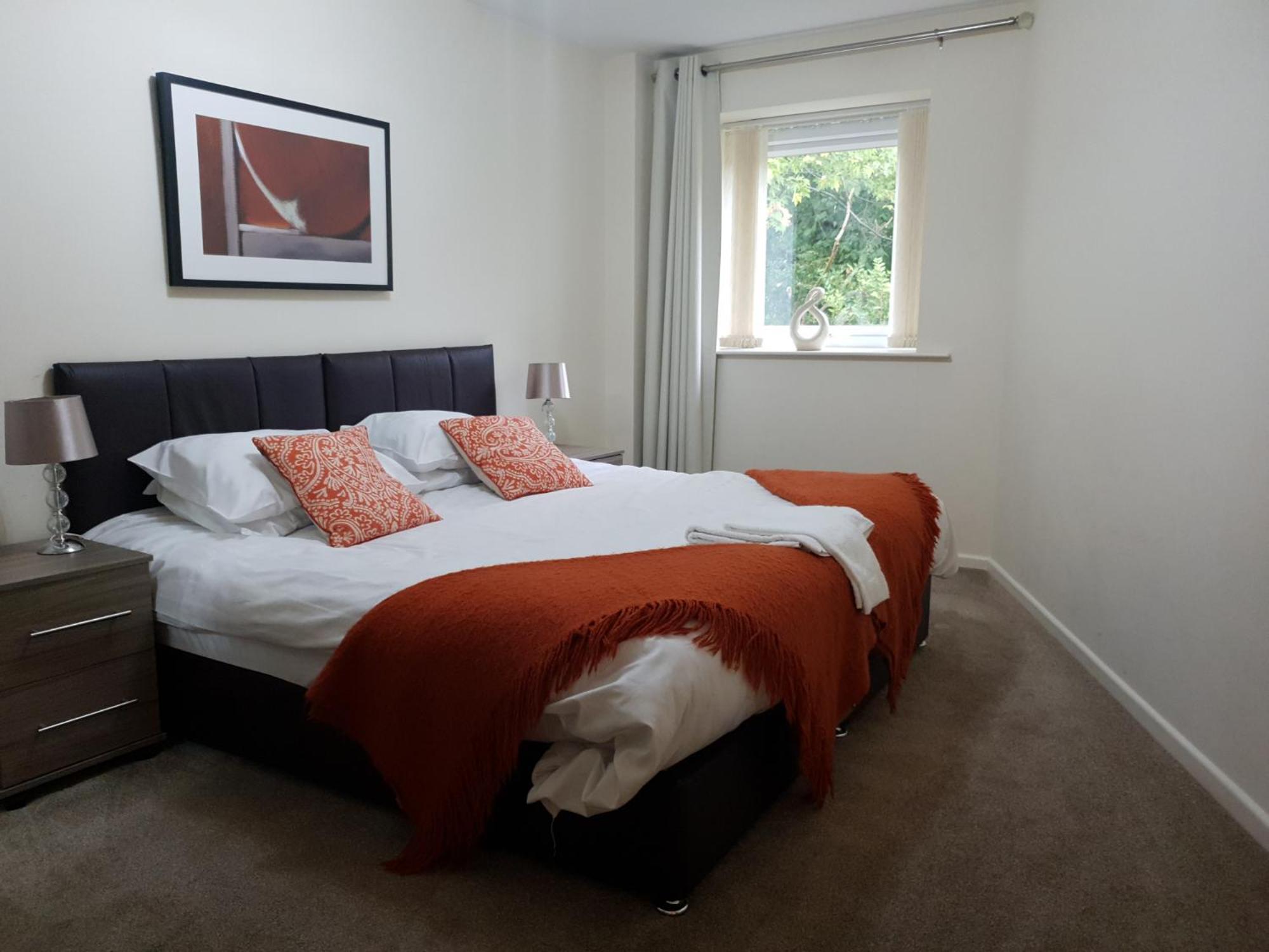The Sawmills, Carlisle - Spacious 4 Bedroom Family House - Free WiFi - & Parking - Walk to Carlisle Castle