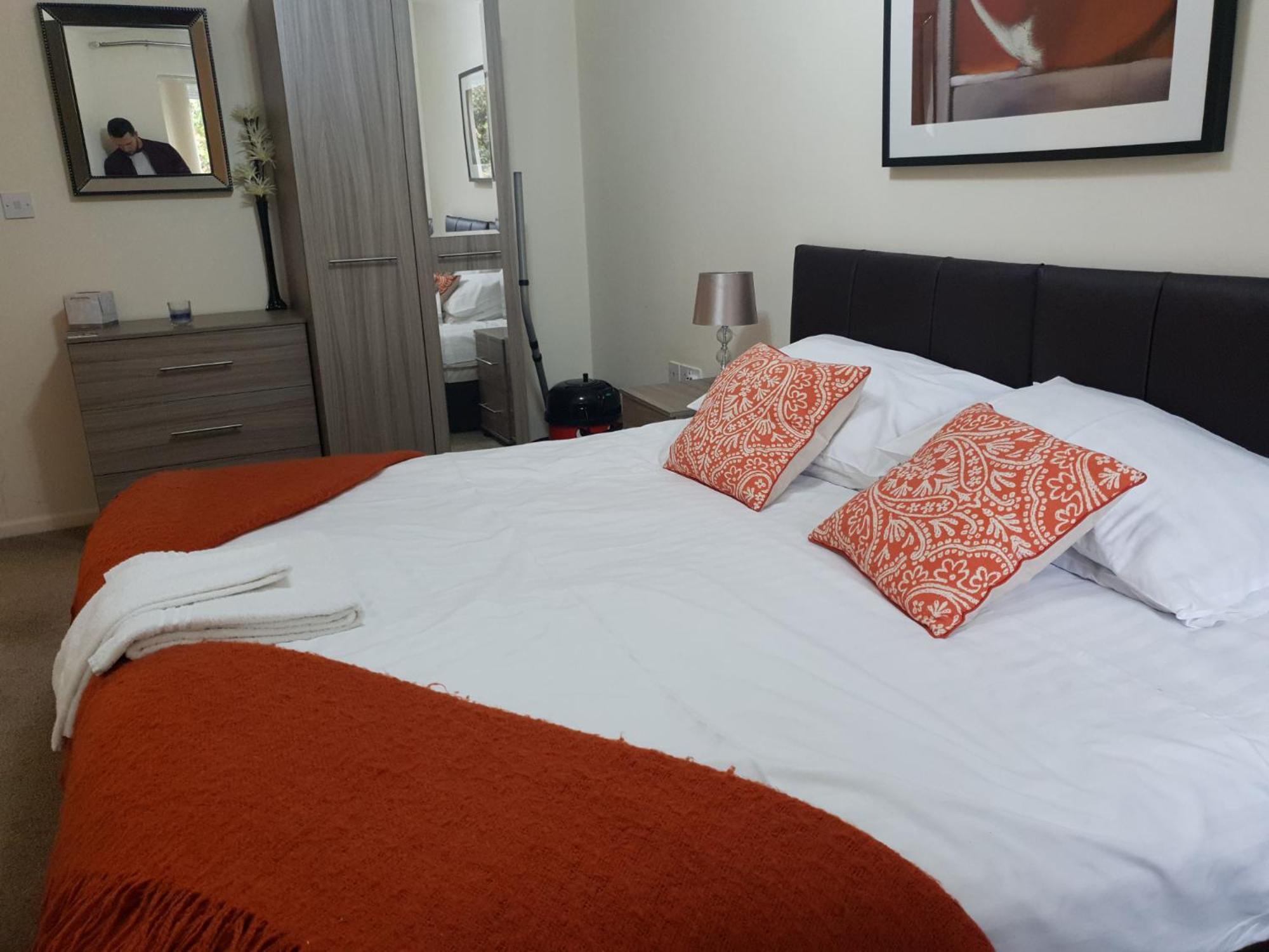 The Sawmills, Carlisle - Spacious 4 Bedroom Family House - Free WiFi - & Parking - Walk to Carlisle Castle