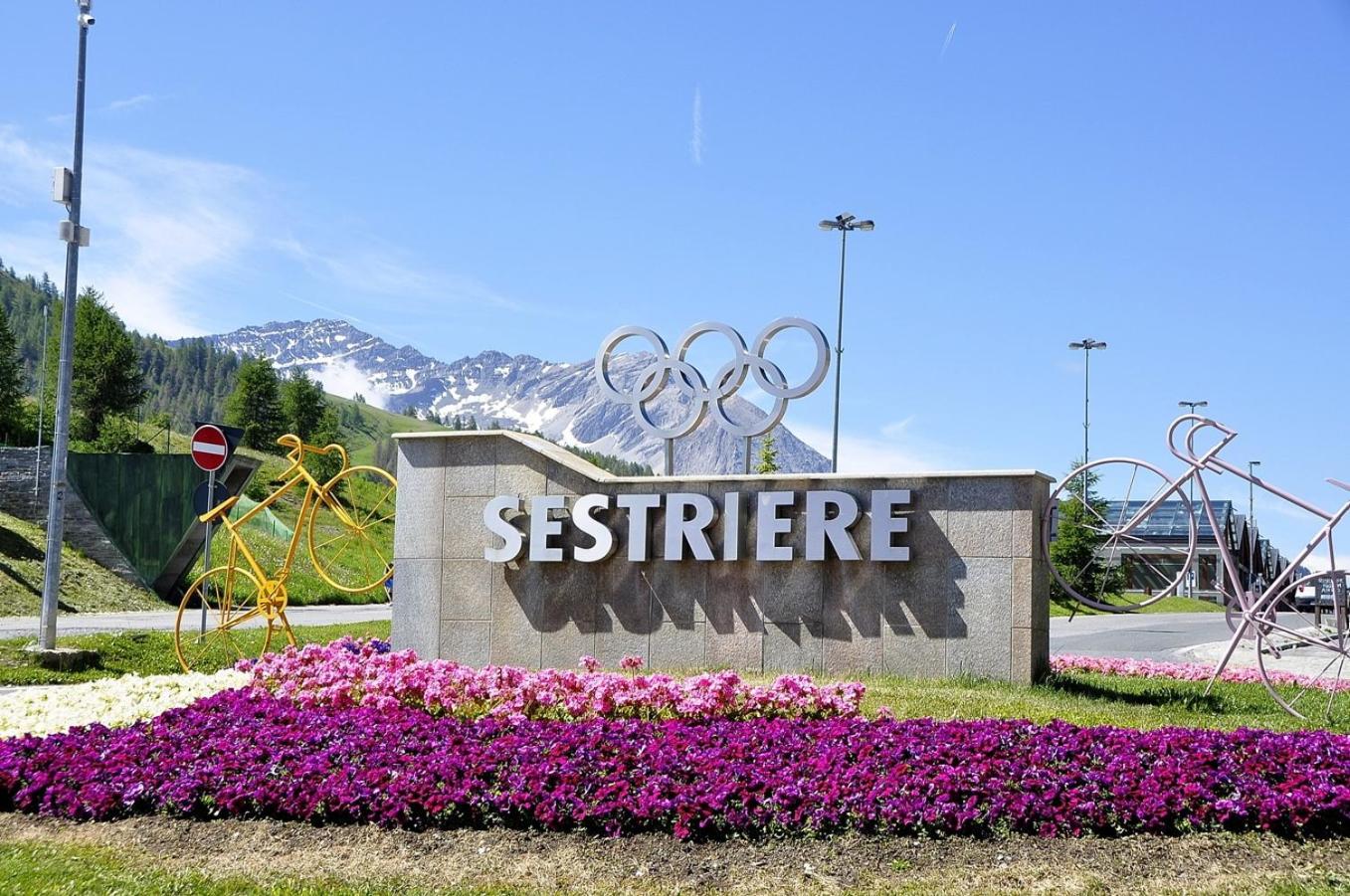 Sestriere vicino piste e centro view 2
