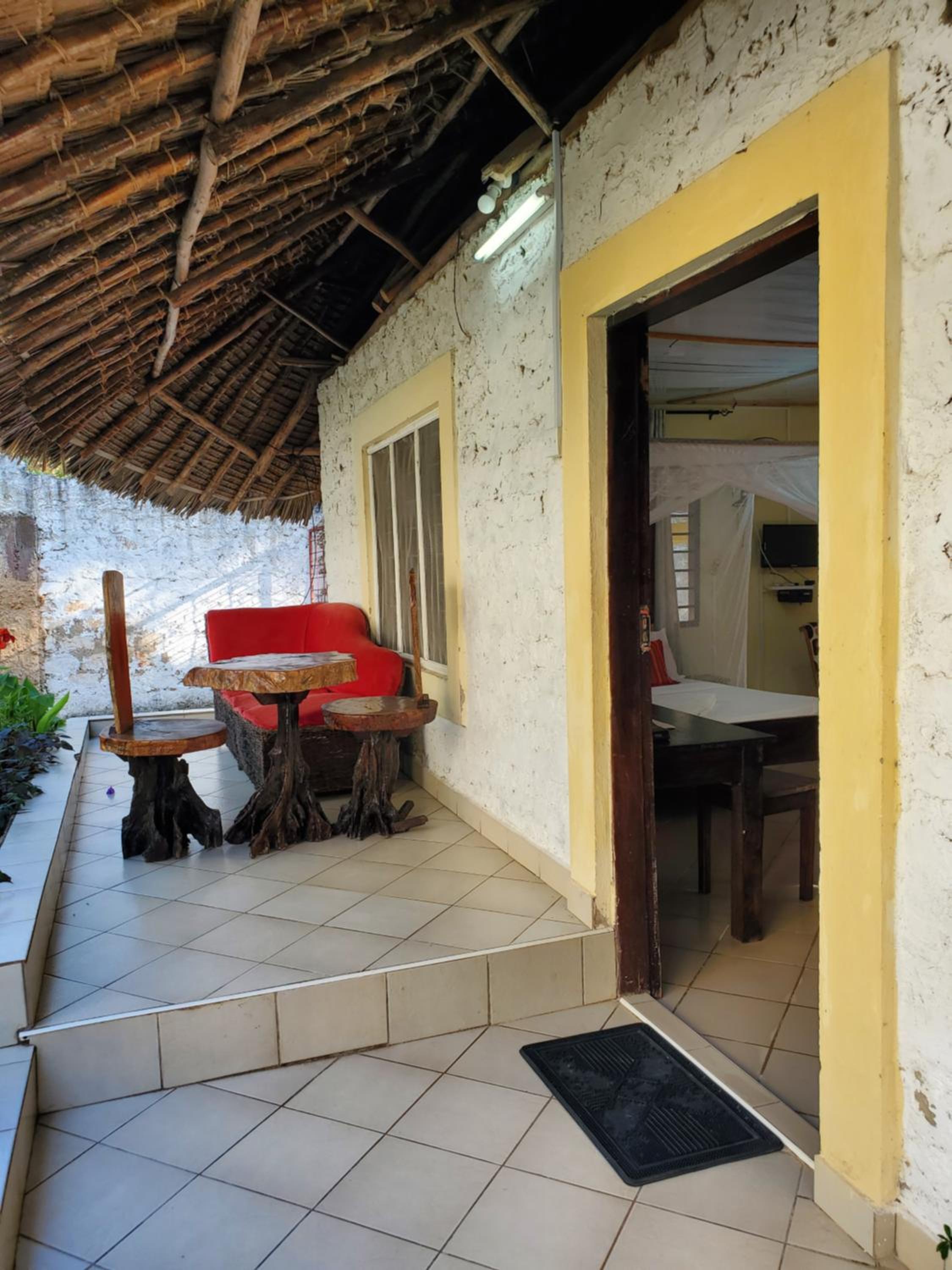 3 Bed Villa - Sleeps 6 - Pool - Garden - Parking