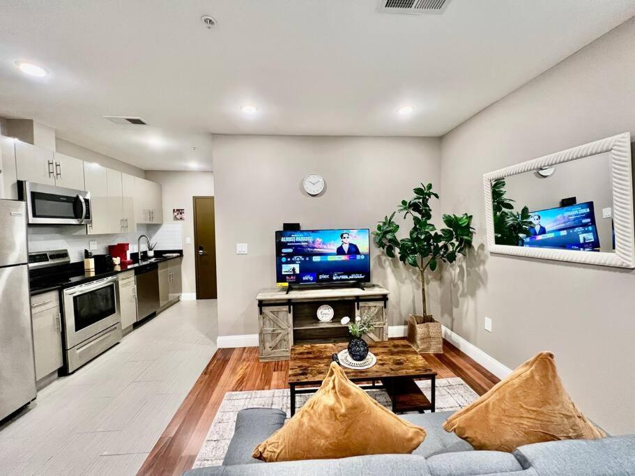 405 Spacious and superior 1BDR APT in center city view 2
