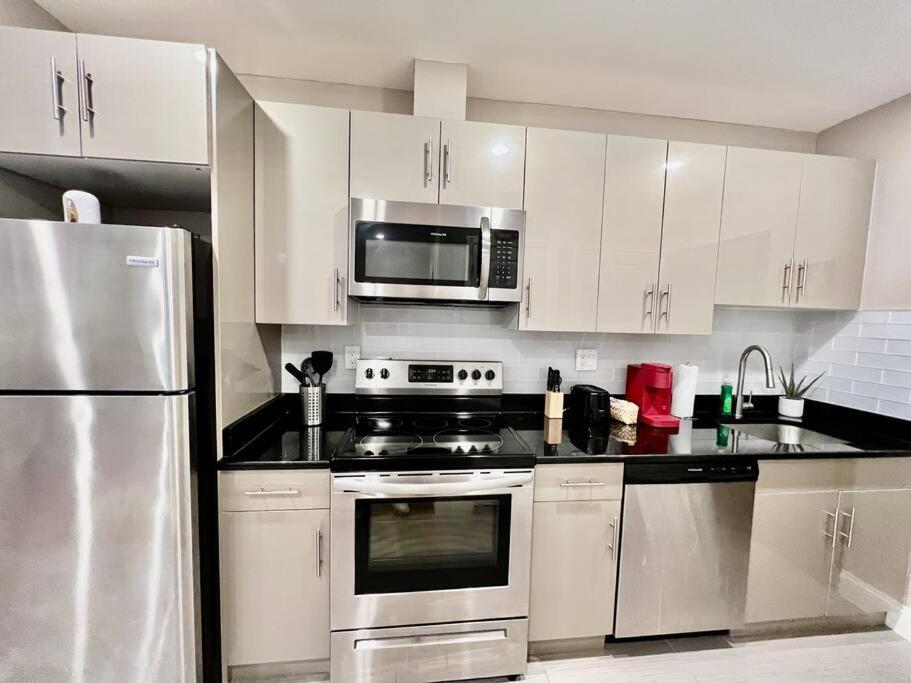 405 Spacious and superior 1BDR APT in center city view 4
