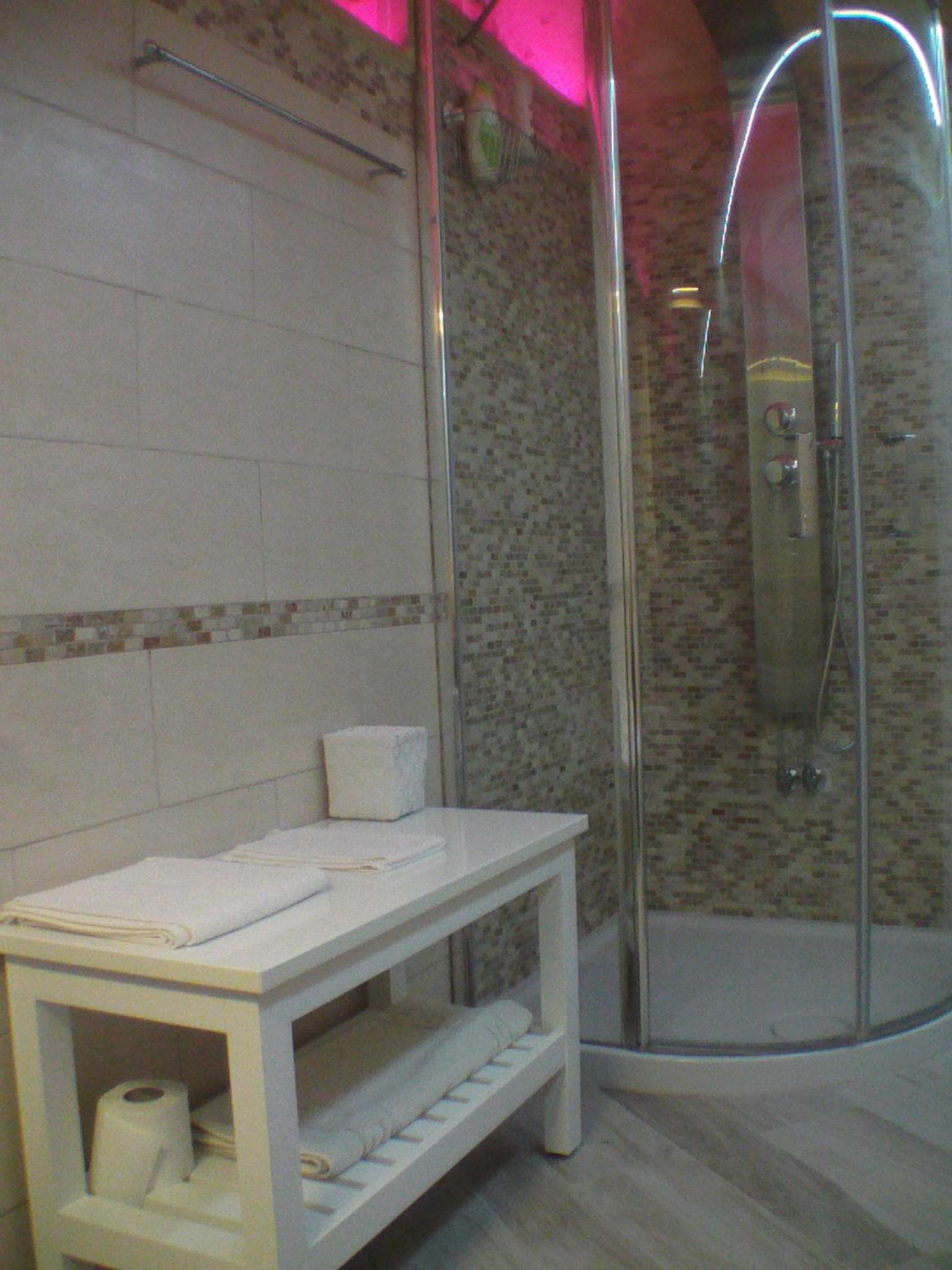 La Grotta en Mesagne — bathroom