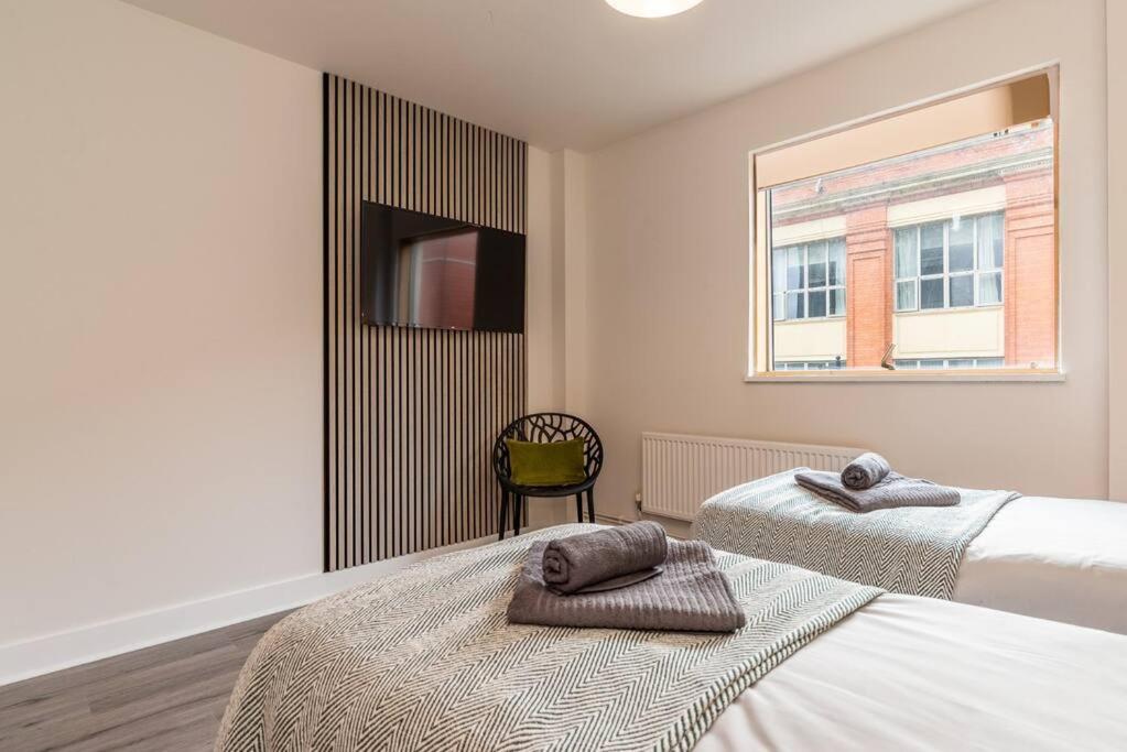 Stunning Brand New One Bed City Apartment view 3