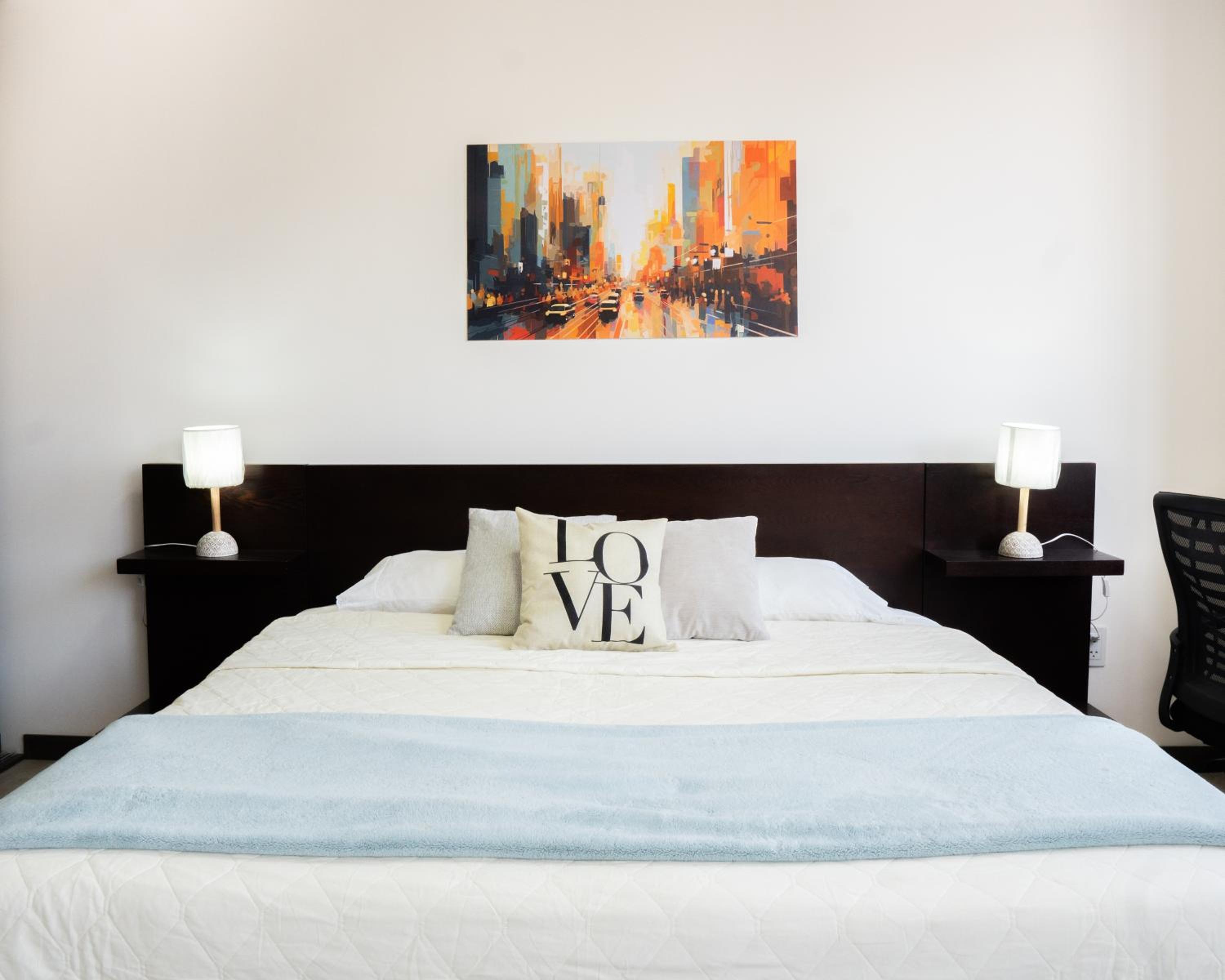 Sky Suites - Fabulous Downtown Studio