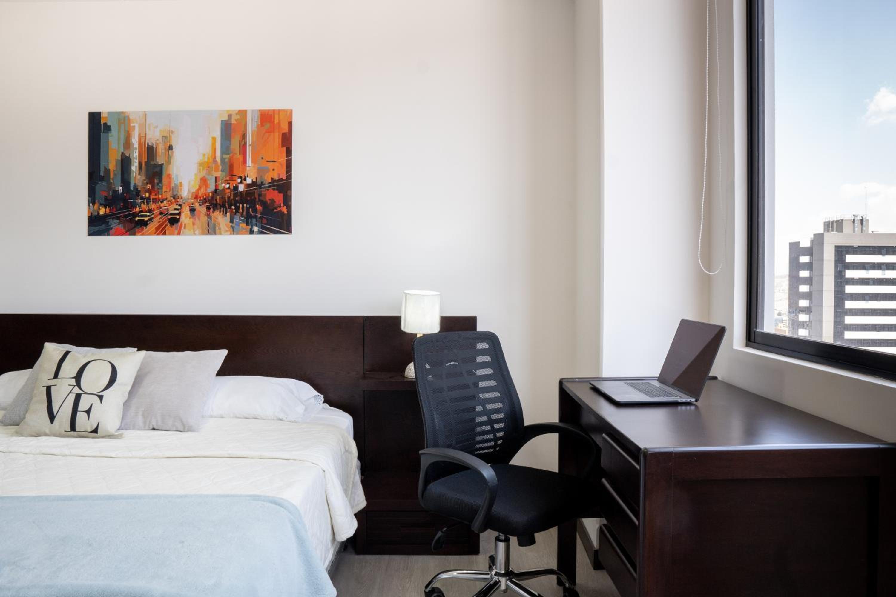 Sky Suites - Fabulous Downtown Studio