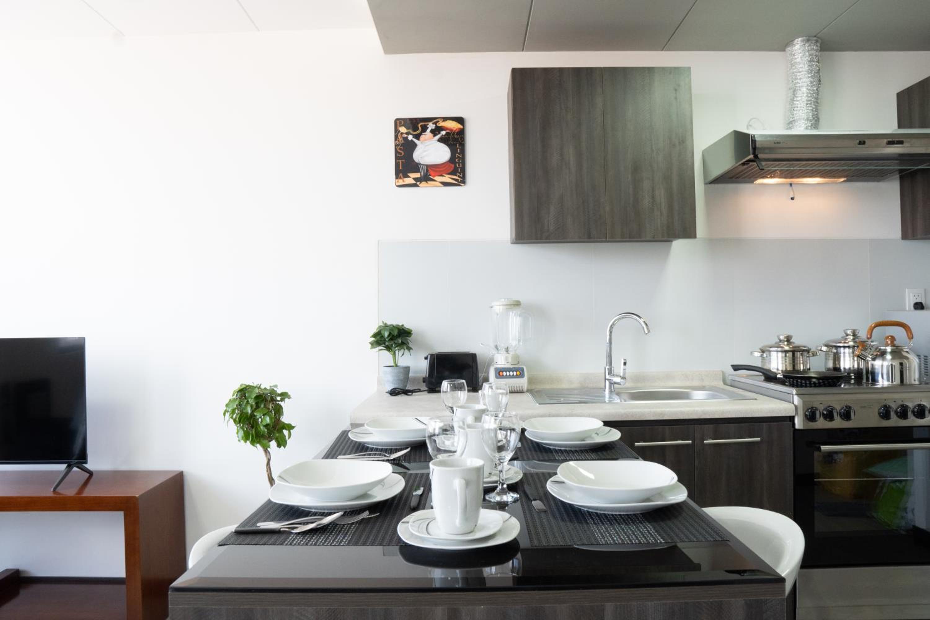 Sky Suites - Fabulous Downtown Studio